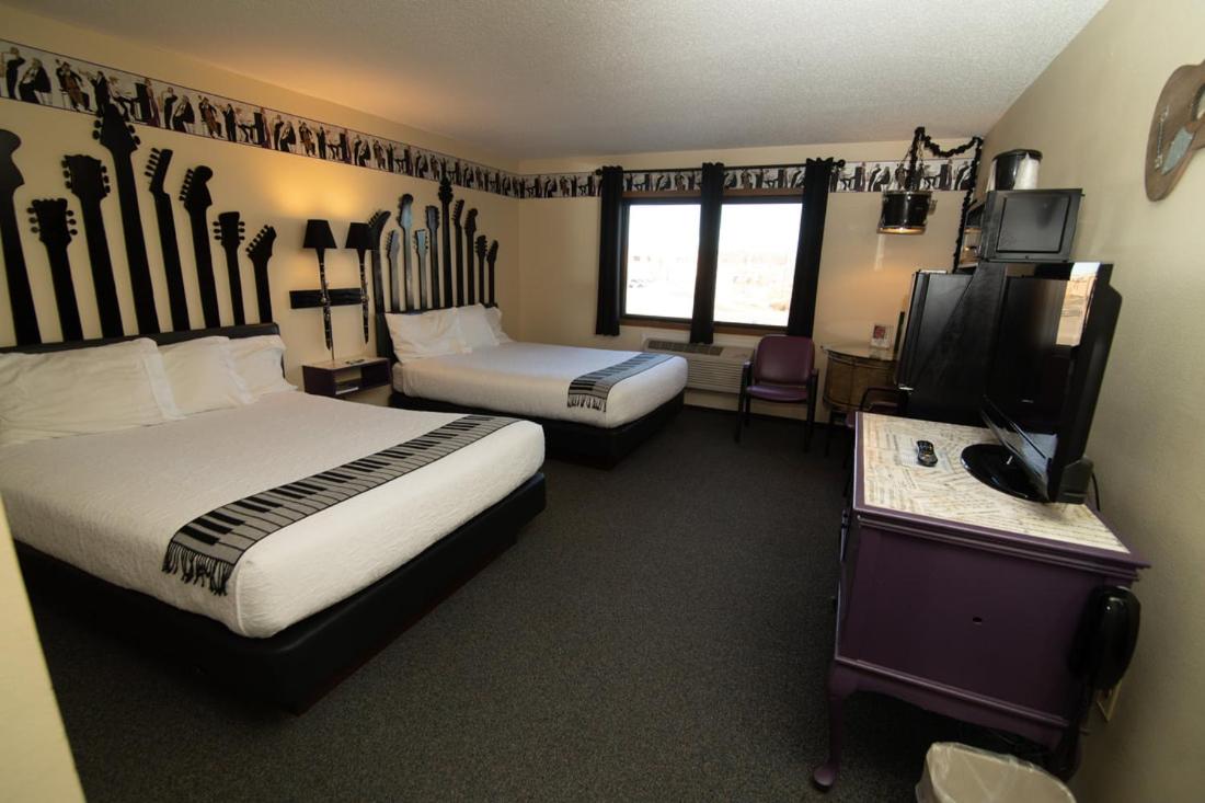Queen Room with Two Queen Beds photo 3