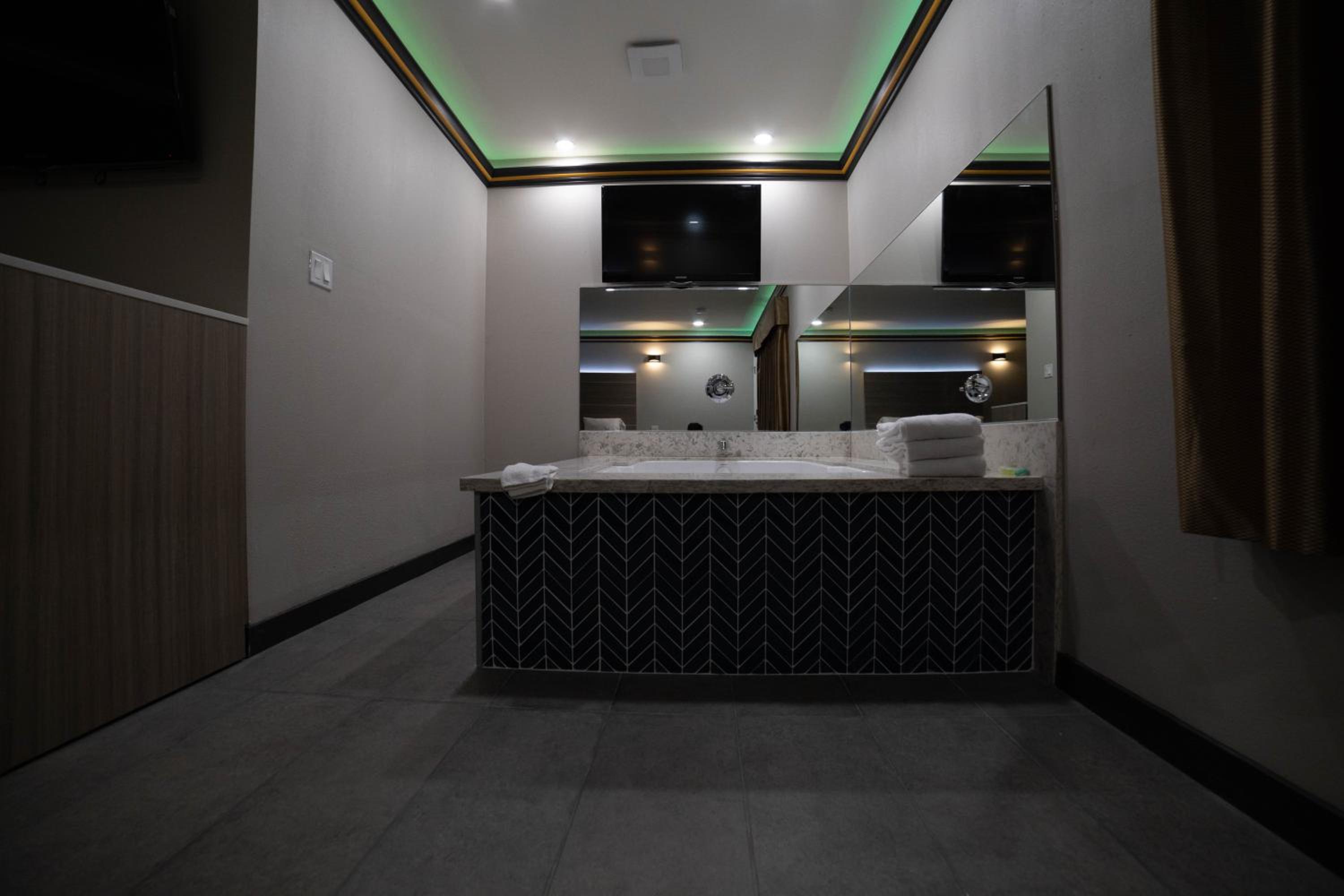 Deluxe Suite with Spa Bath photo 2