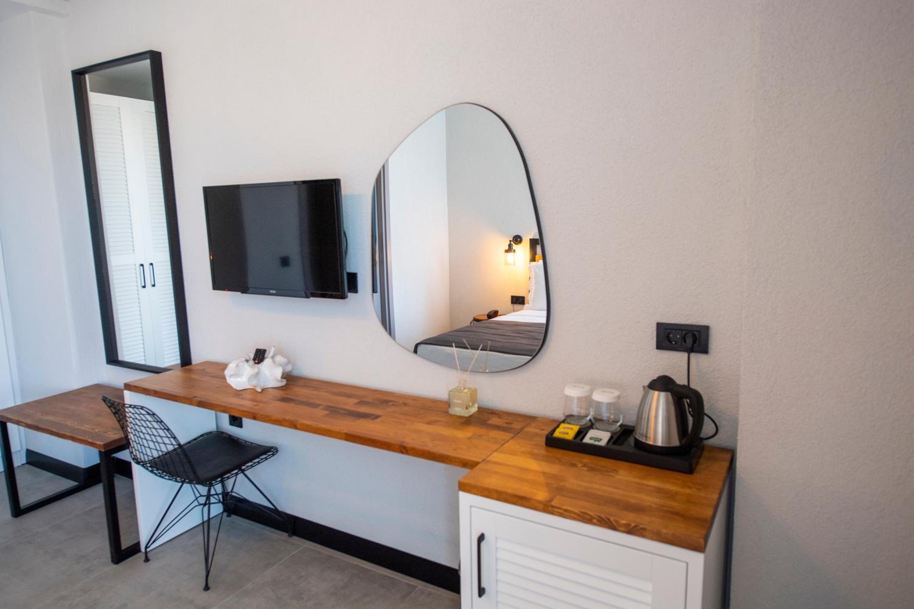 Deluxe Double Room With Balcony - Photo 4