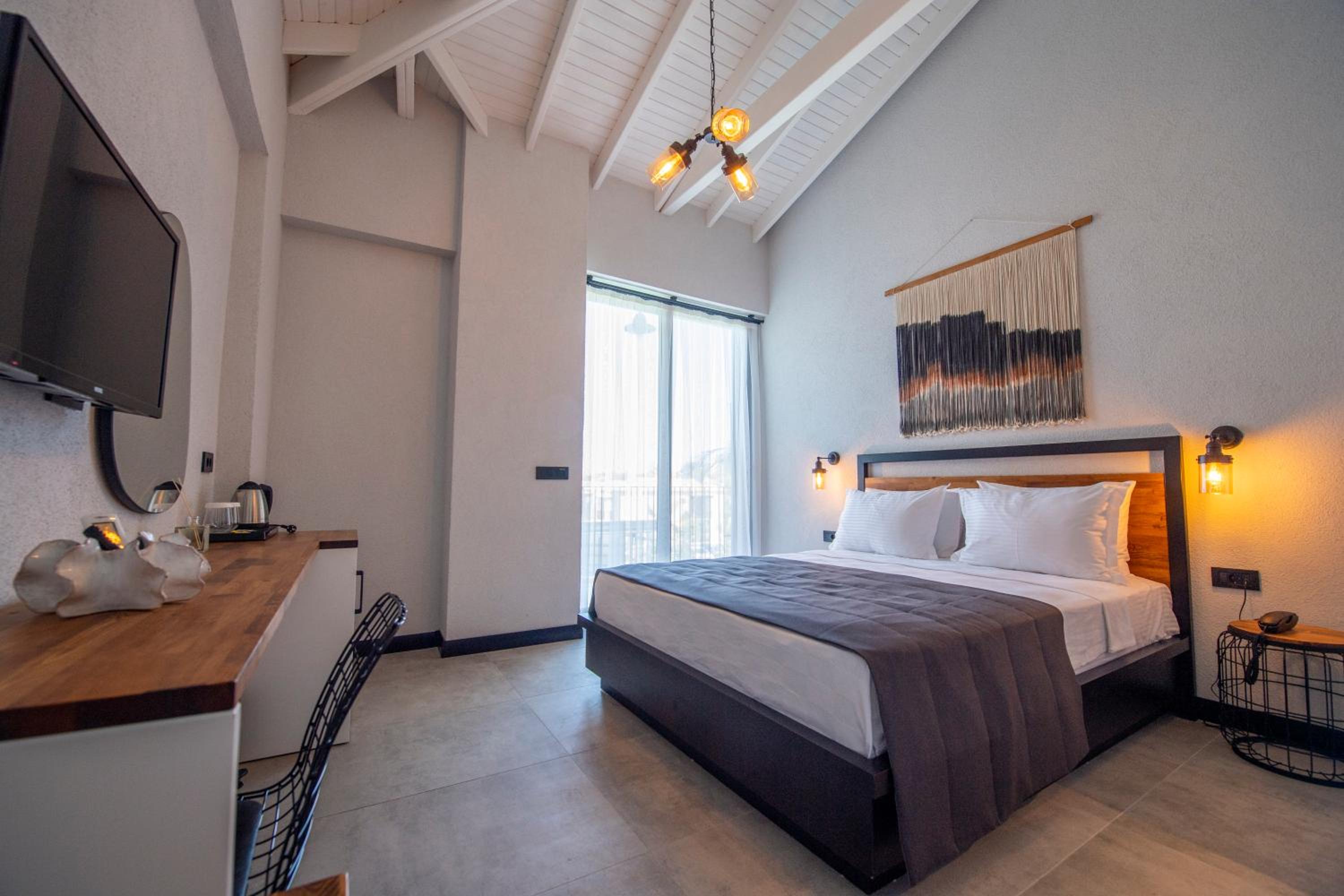 Deluxe Double Room With Balcony - Photo 1