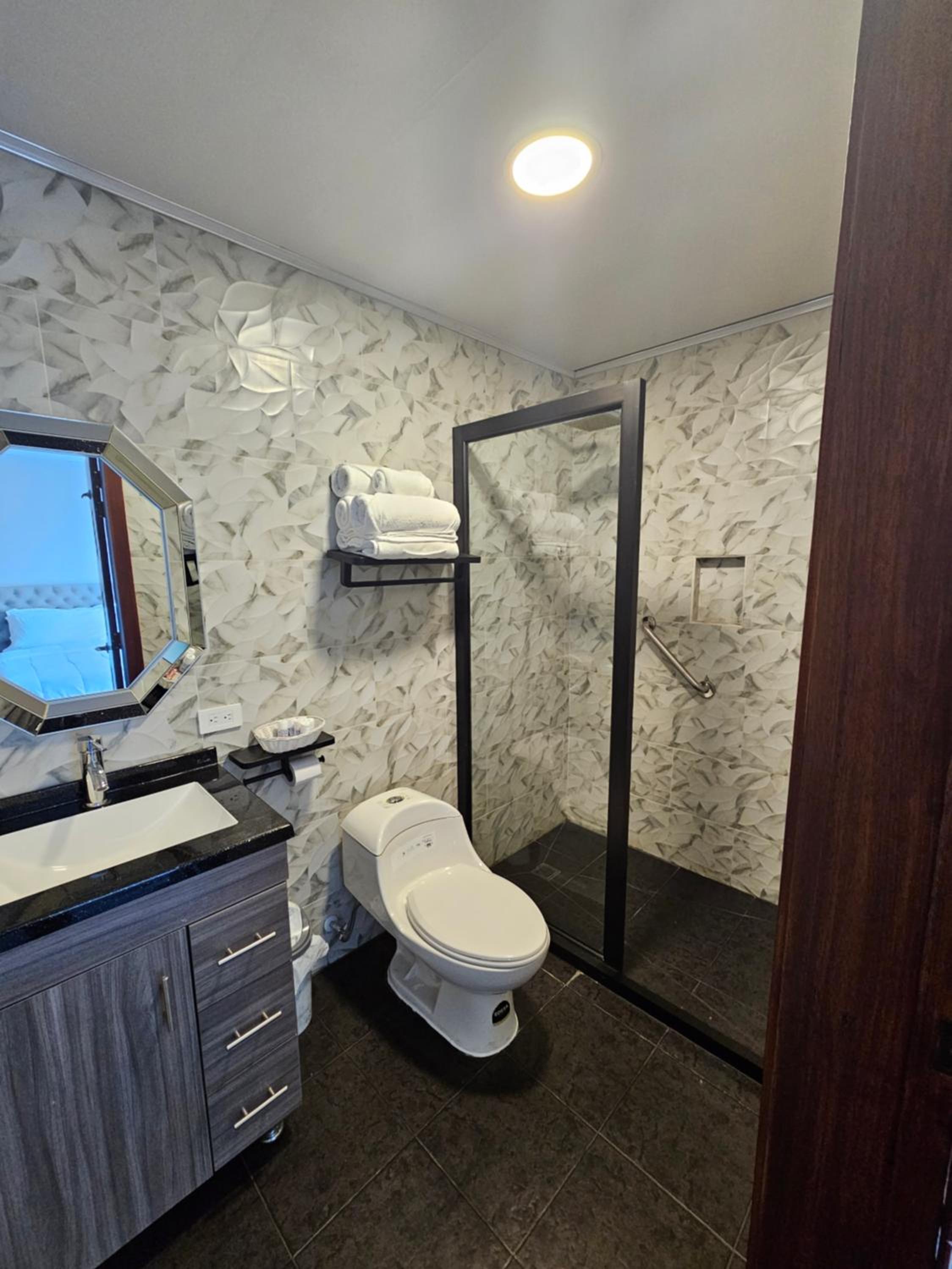 Deluxe King Suite photo 3