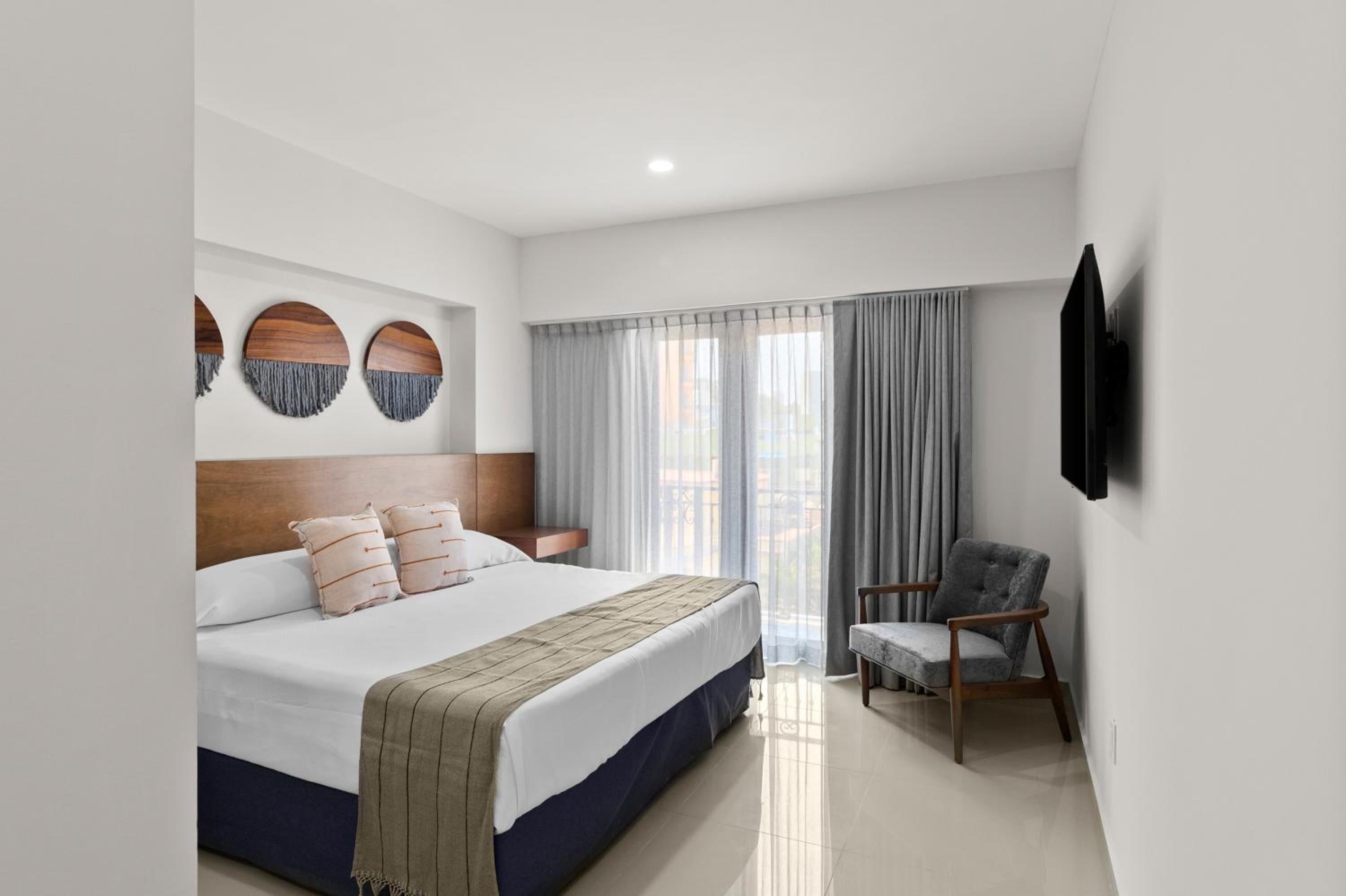 Three-Bedroom Apartment - Photo 4