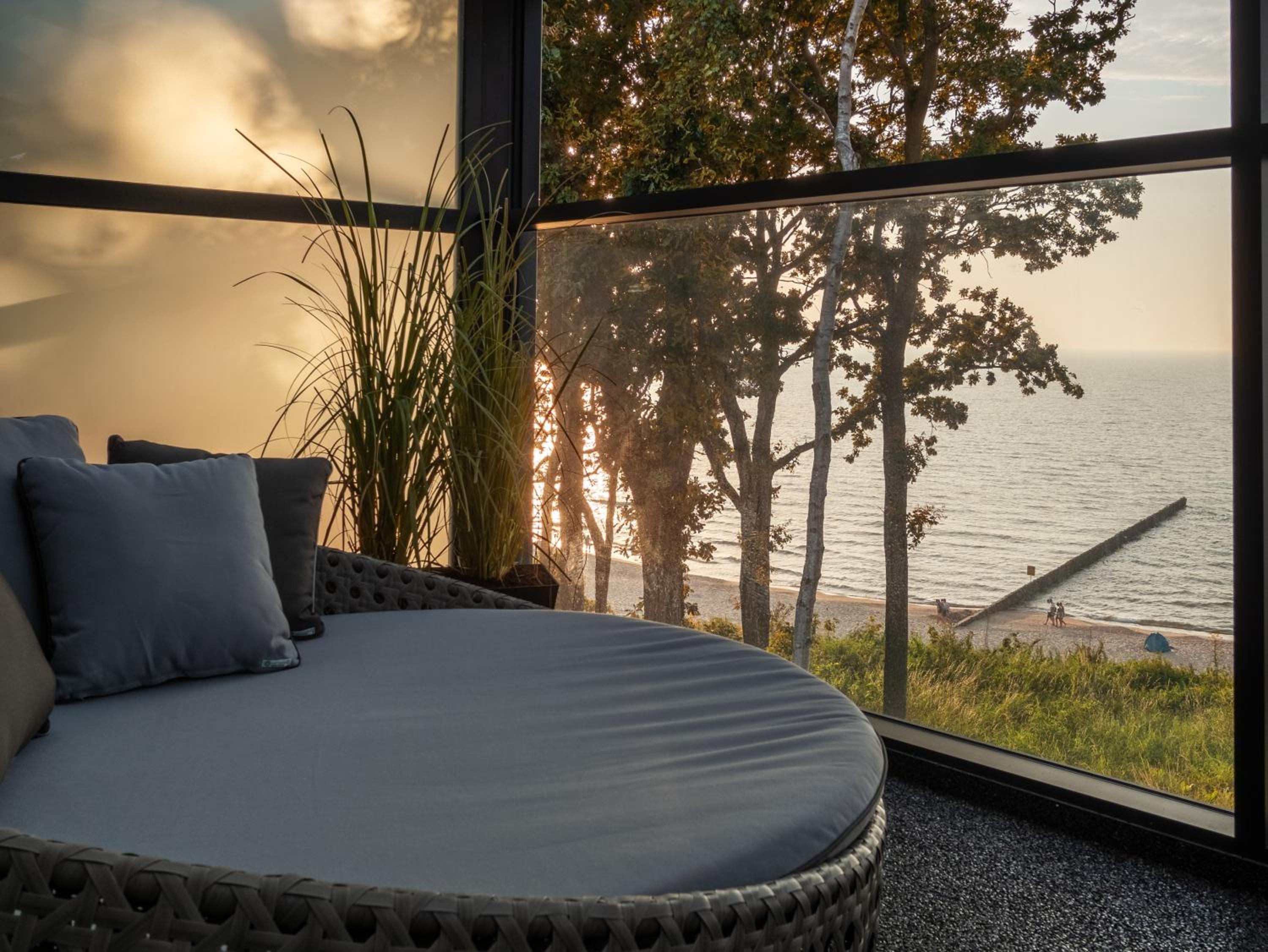 Deluxe Suite with Sea View - Photo 10