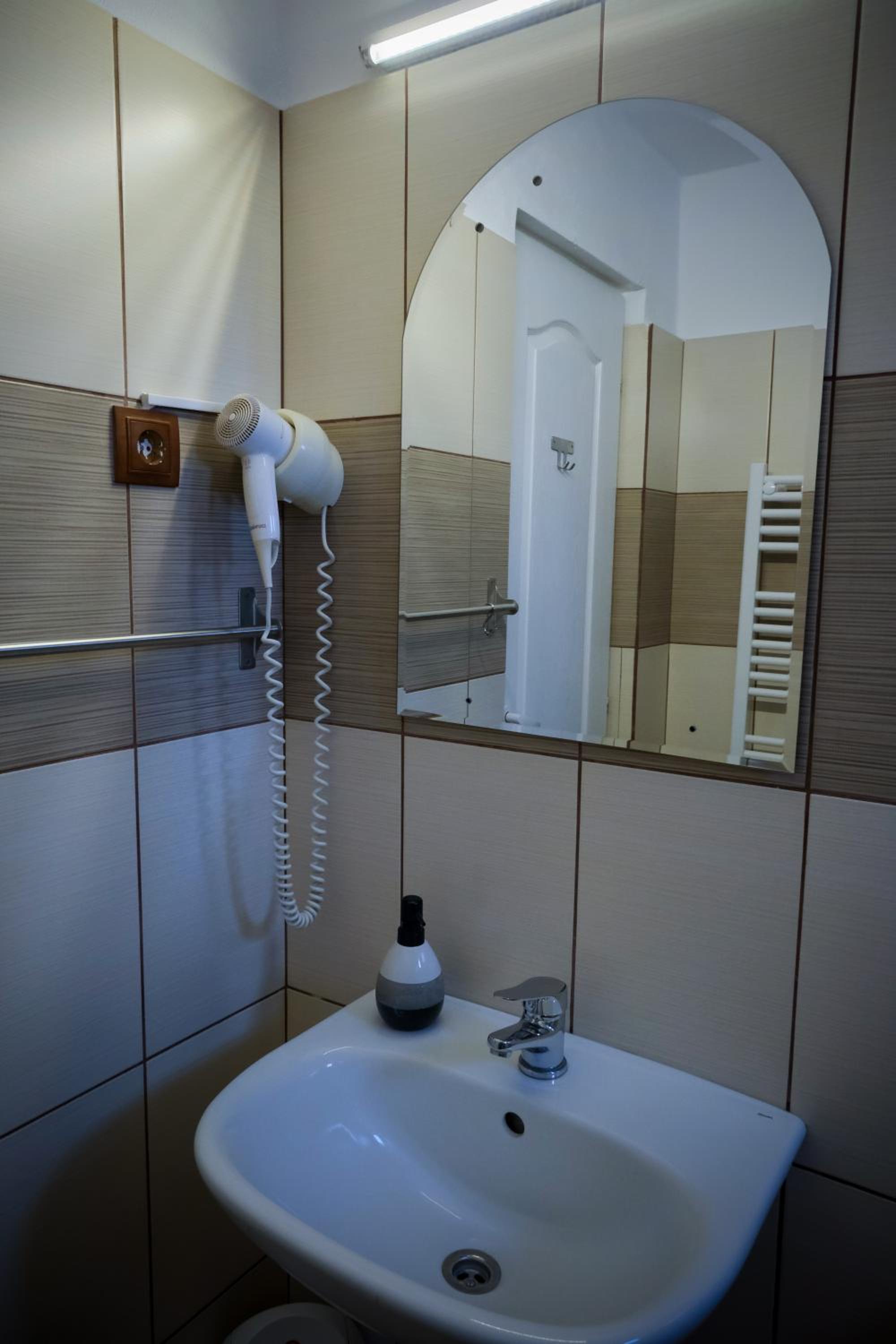 Standard Twin Room with Mountain View - Photo 12