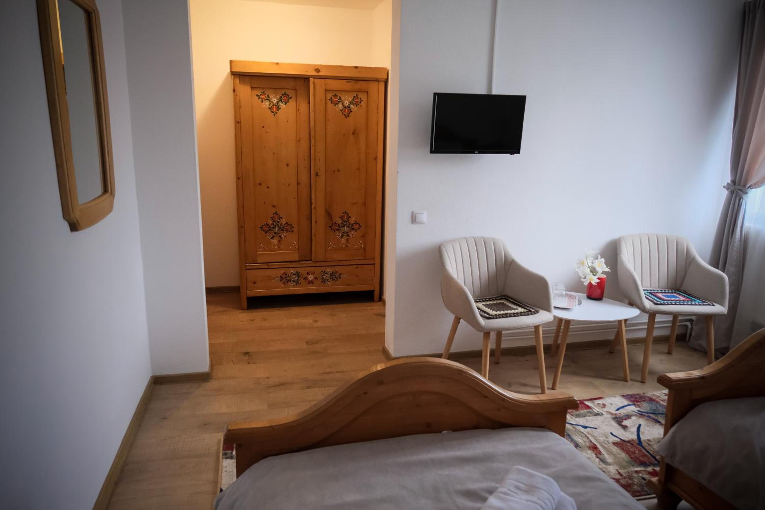 Standard Twin Room with Mountain View - Photo 9