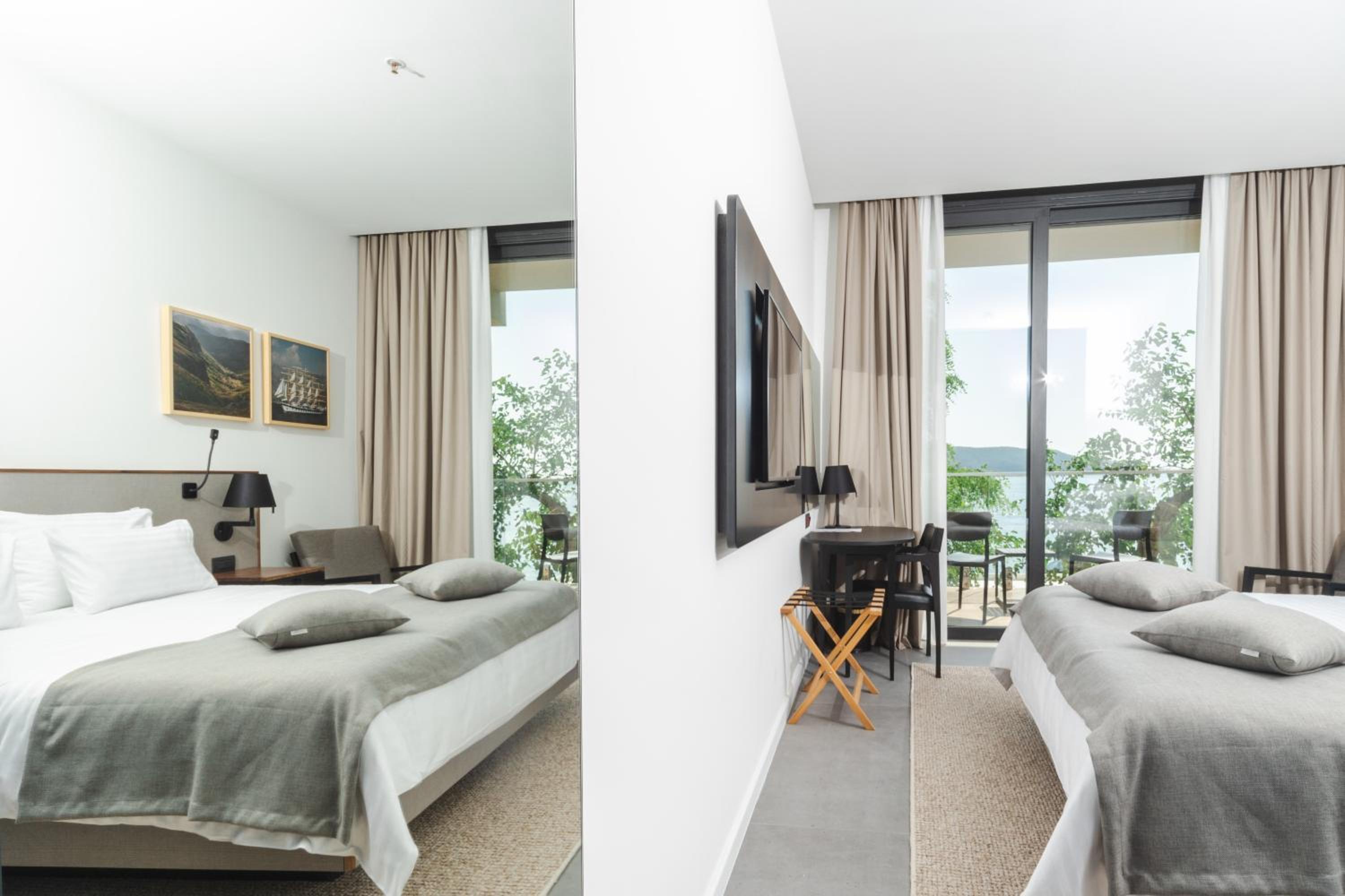 Deluxe Double Room with Sea View - Photo 3