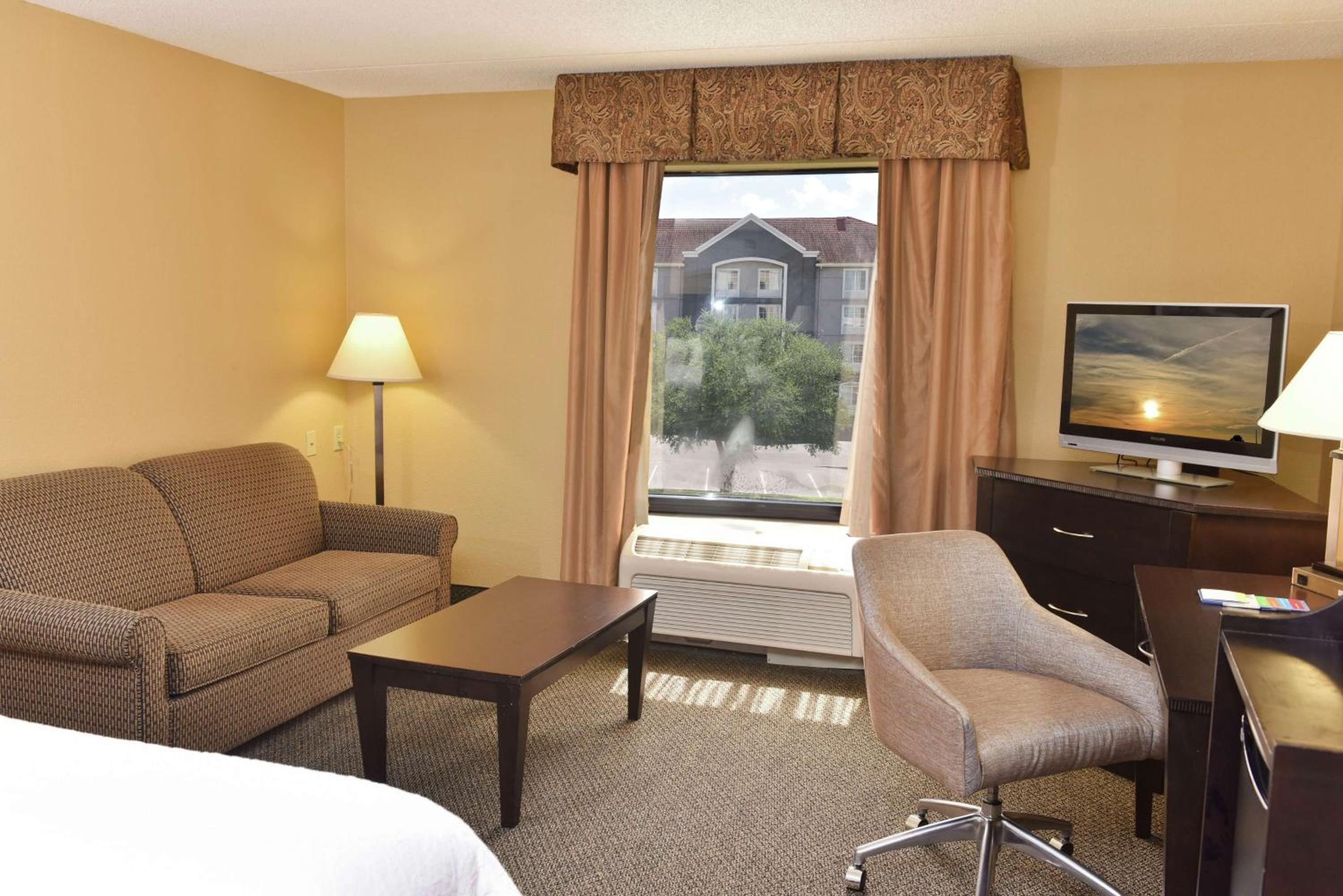 King Room with Sofa Bed and Study - Non-Smoking - Photo 2