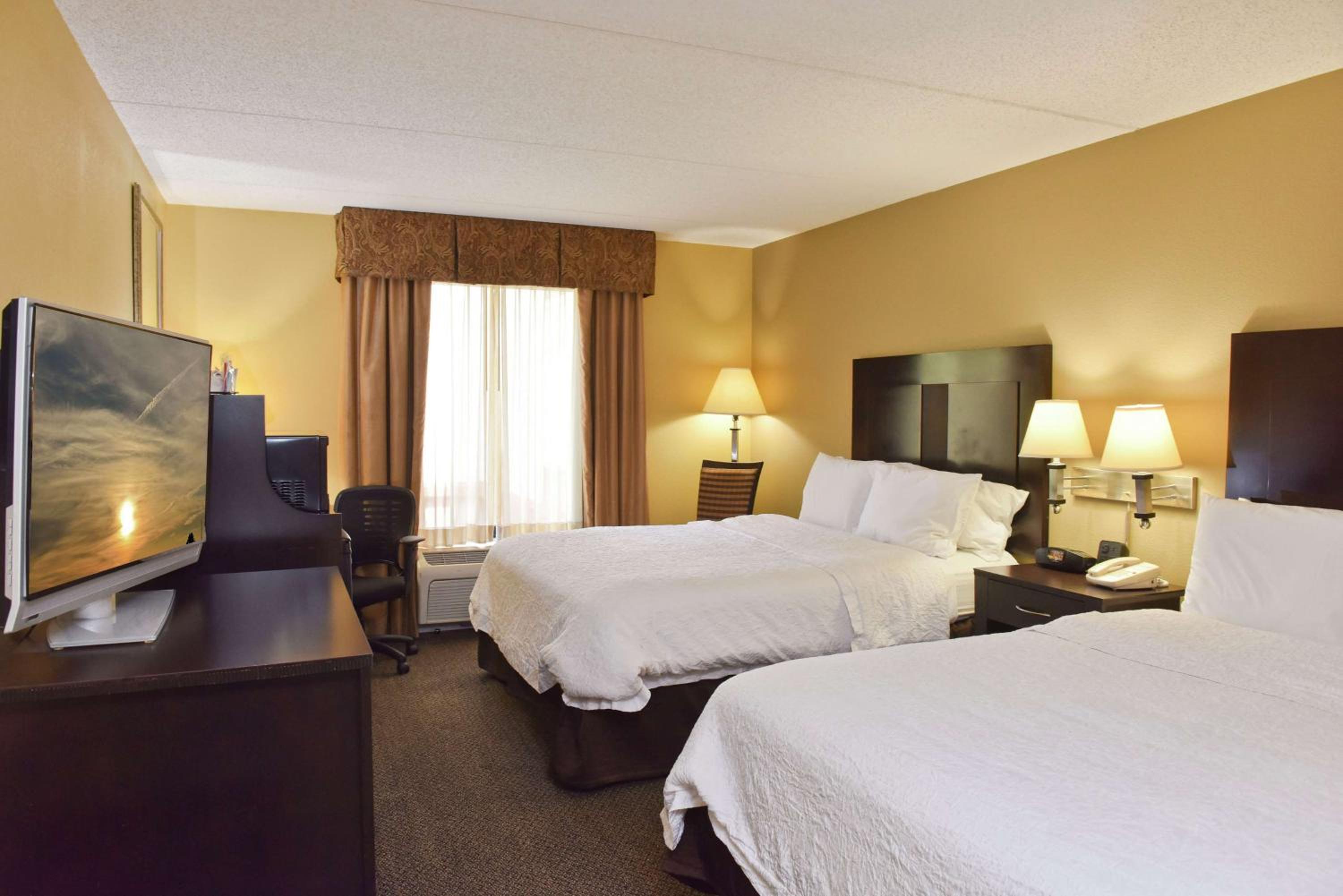 Room with Two Queen Beds - Non-Smoking - Photo 2