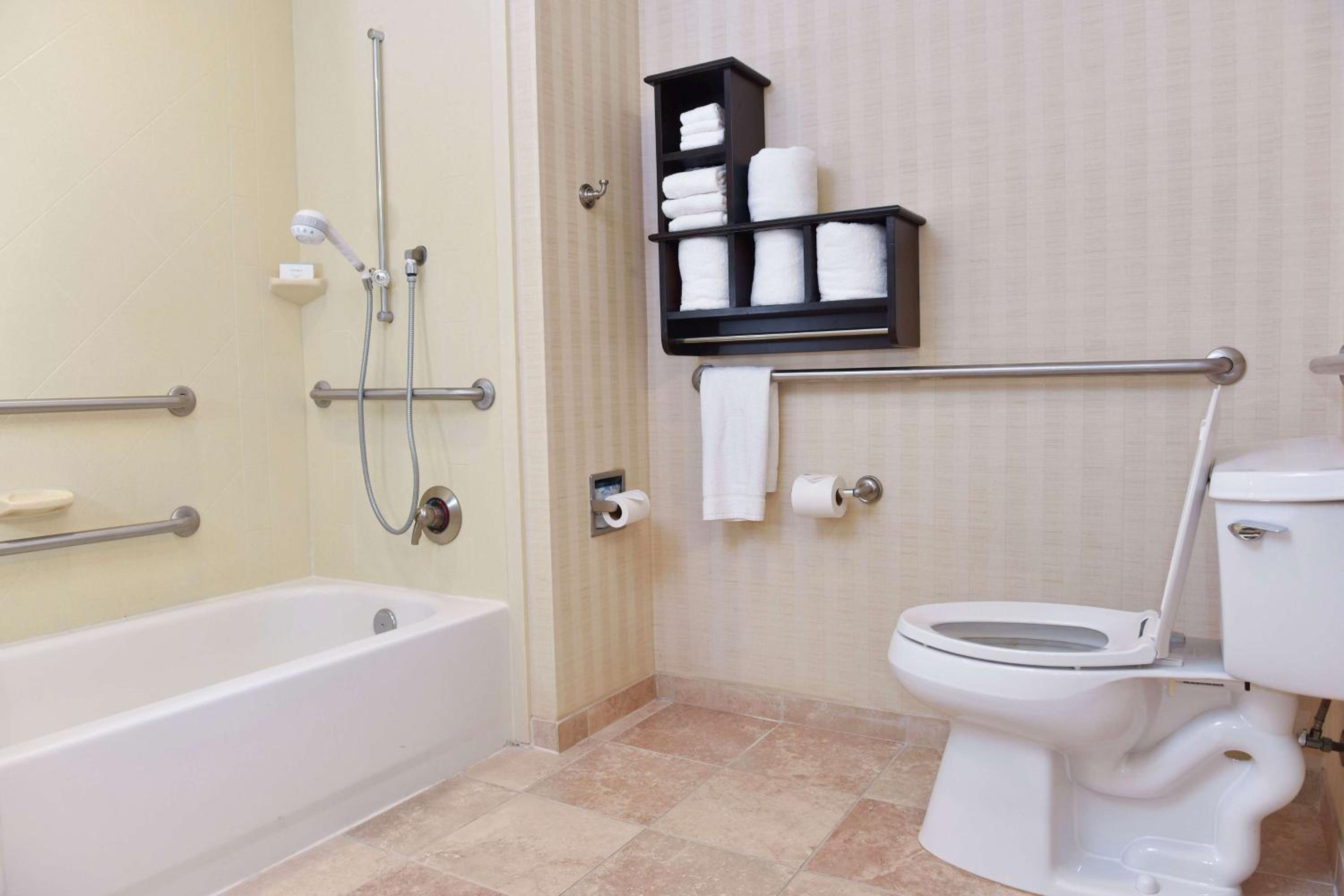 Queen Room with Two Queen Beds - Mobility Access/Non-Smoking - Photo 3