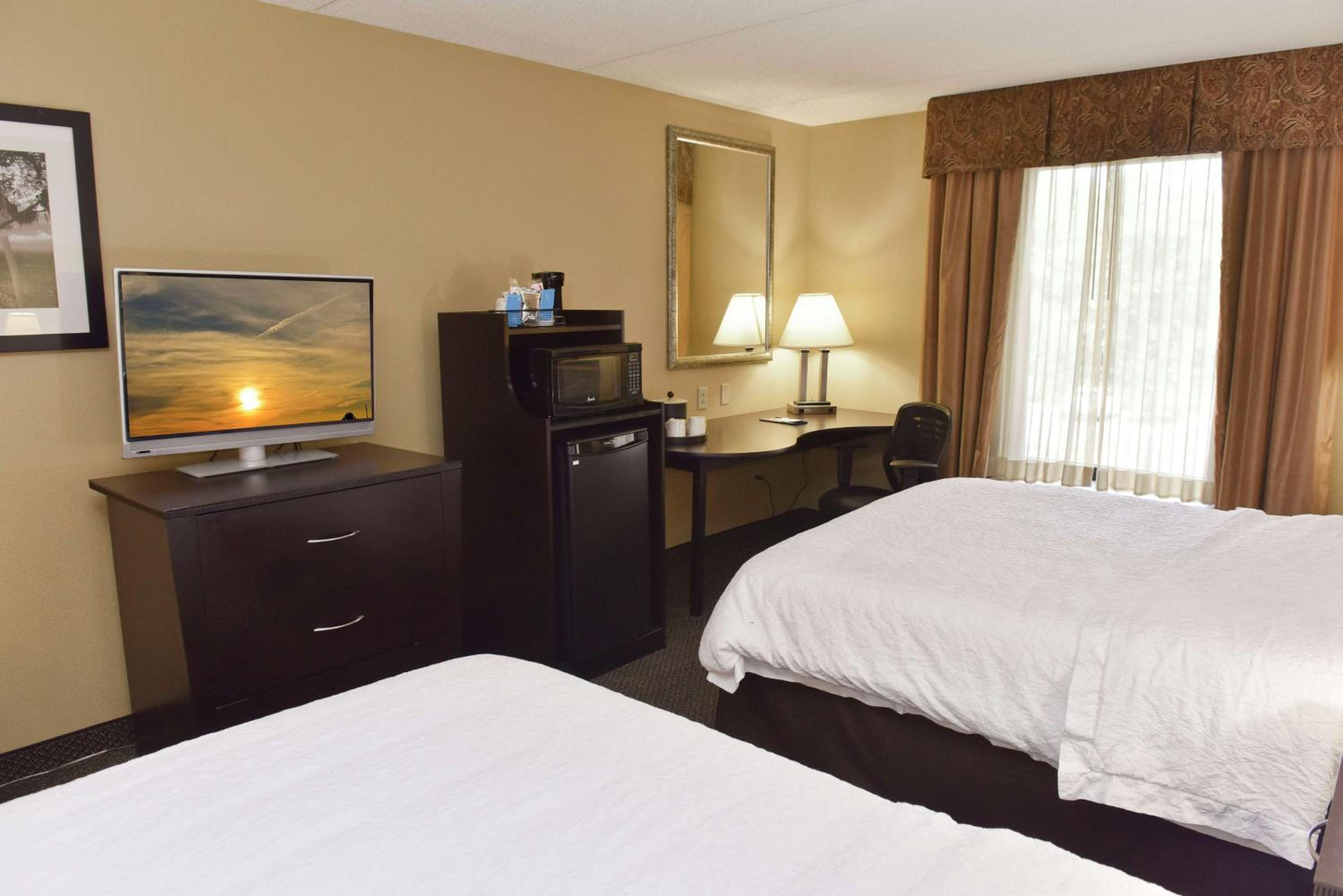 Room with Two Queen Beds - Non-Smoking - Photo 3
