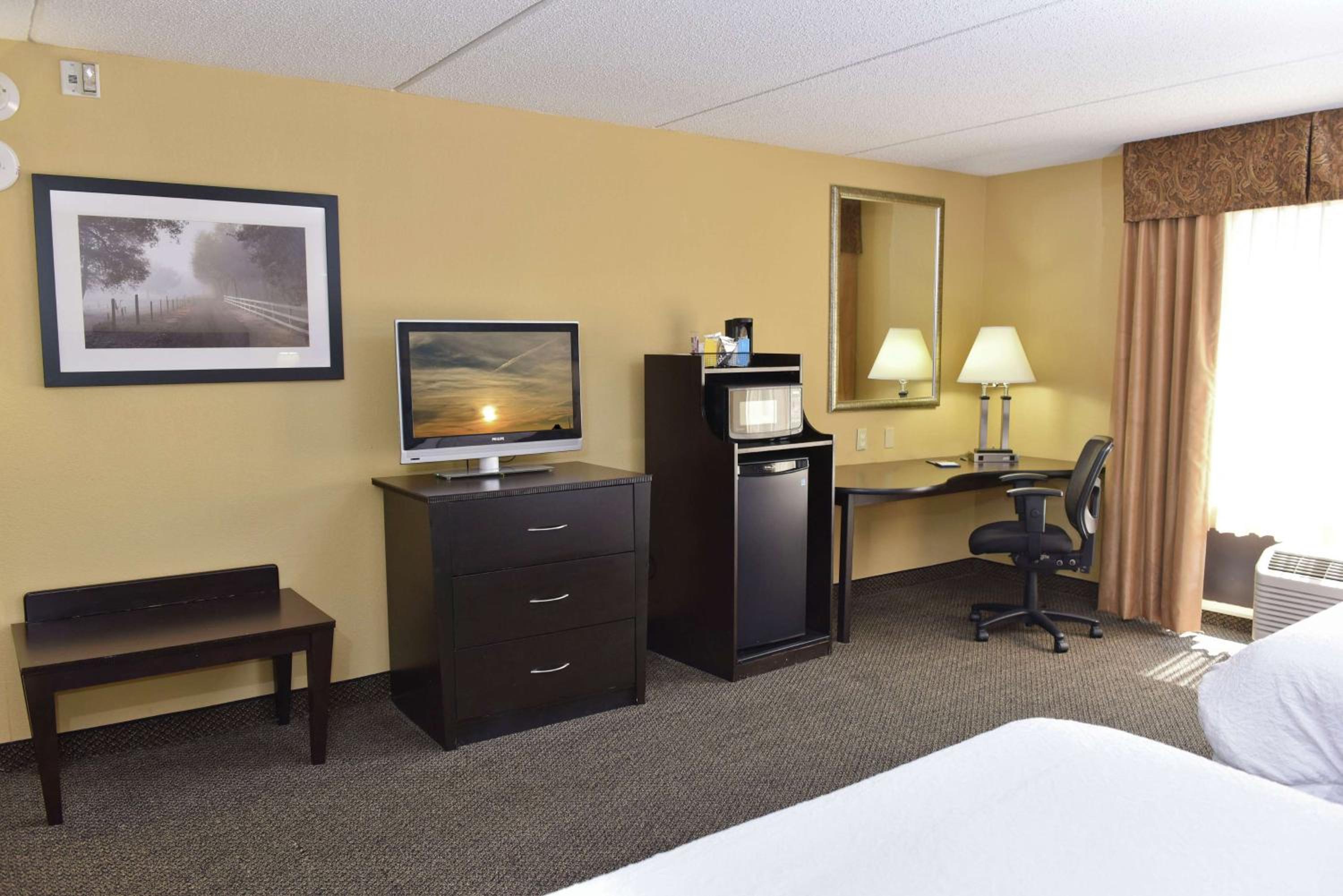 Queen Room with Two Queen Beds - Mobility Access/Non-Smoking - Photo 1