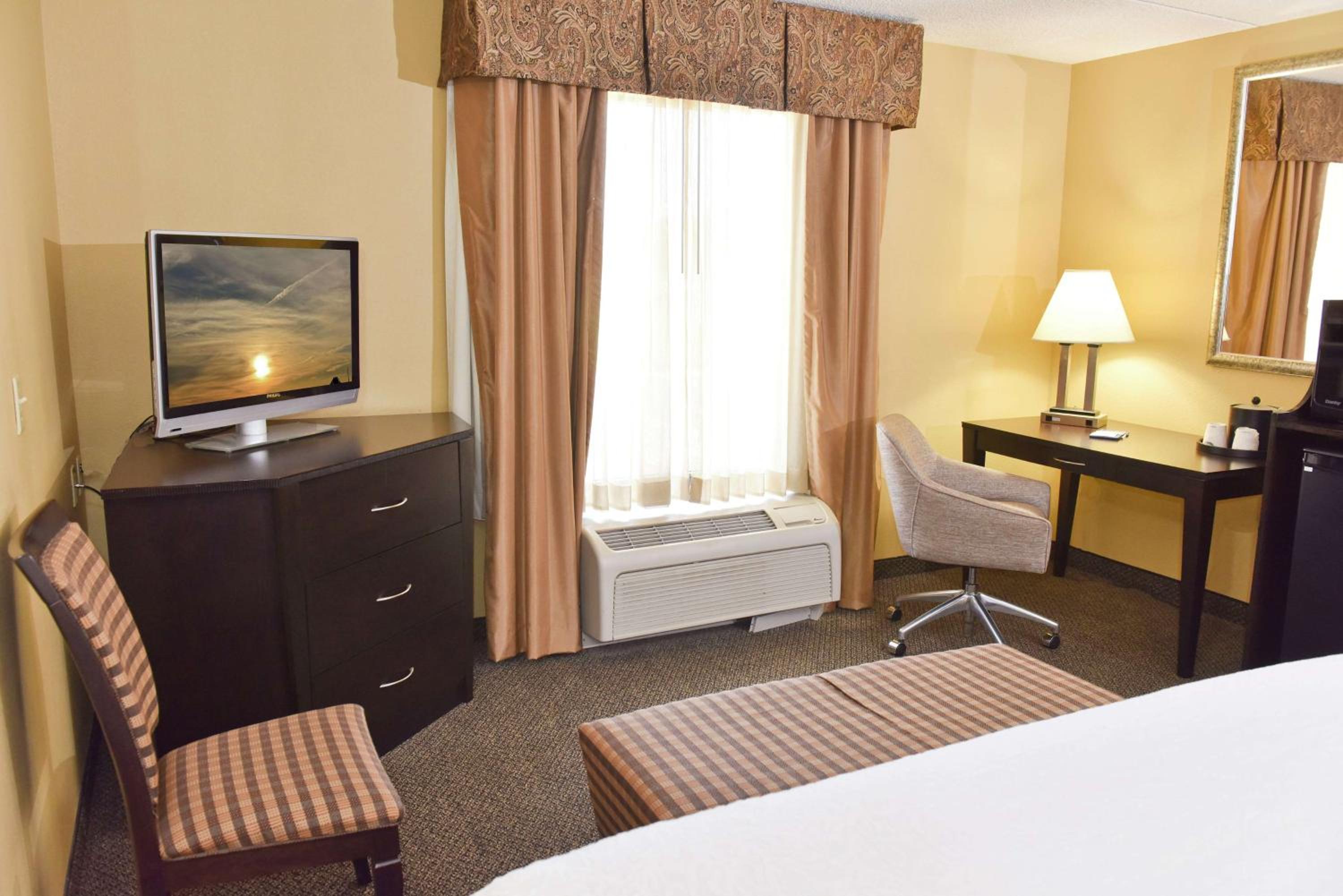 King Room with King Bed - Non-Smoking - Photo 3