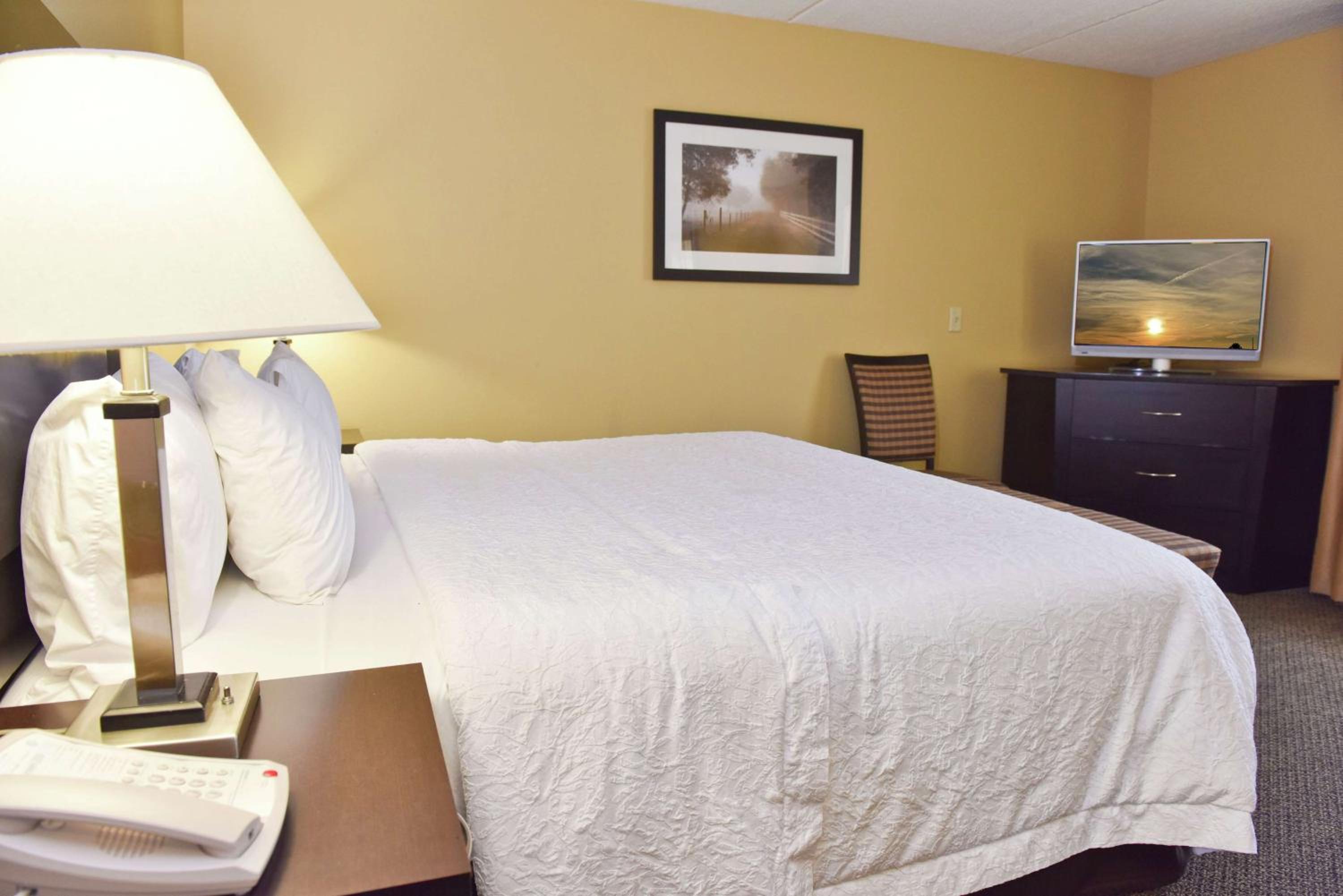 King Room with King Bed - Non-Smoking - Photo 4