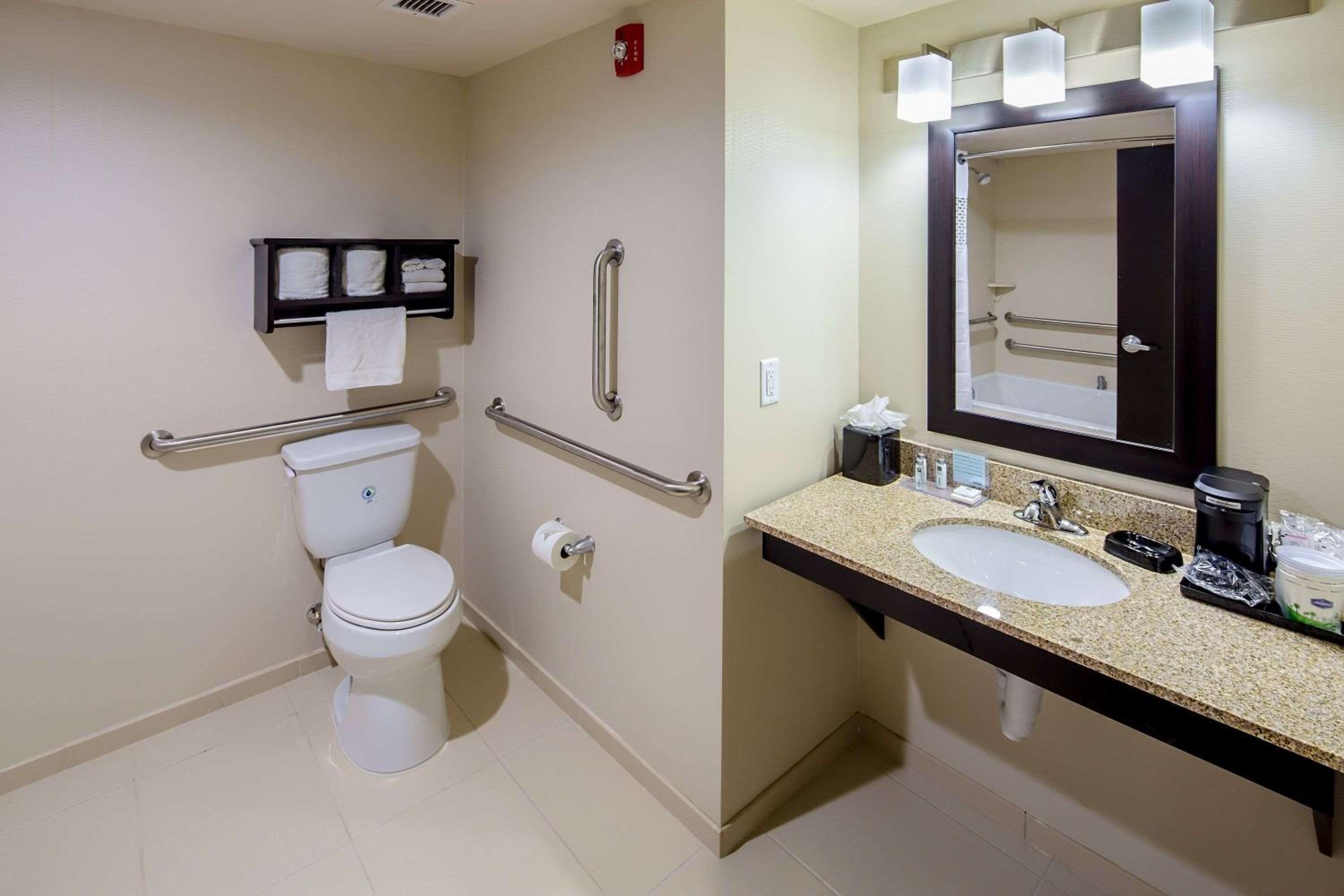 King Room with Accessible Tub - Mobility and Hearing Access/Non-Smoking photo 3