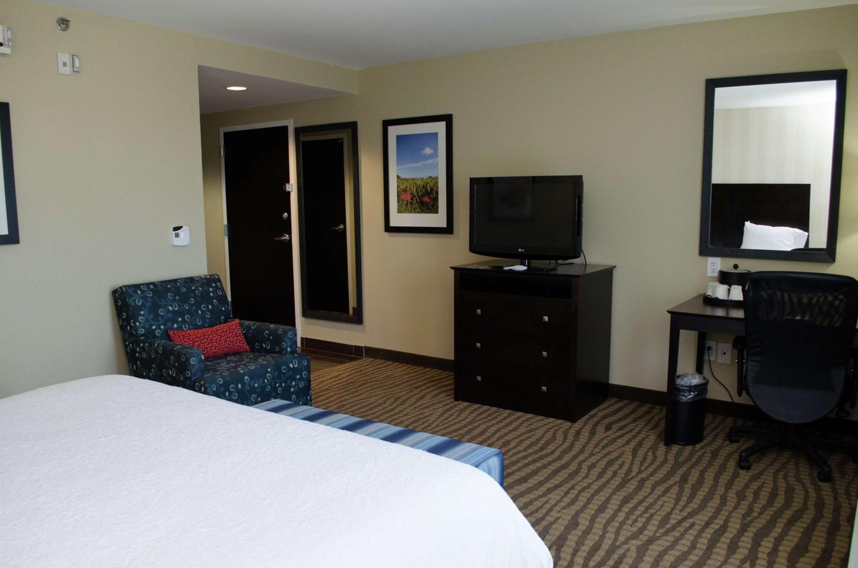 King Room with Accessible Tub - Mobility and Hearing Access/Non-Smoking