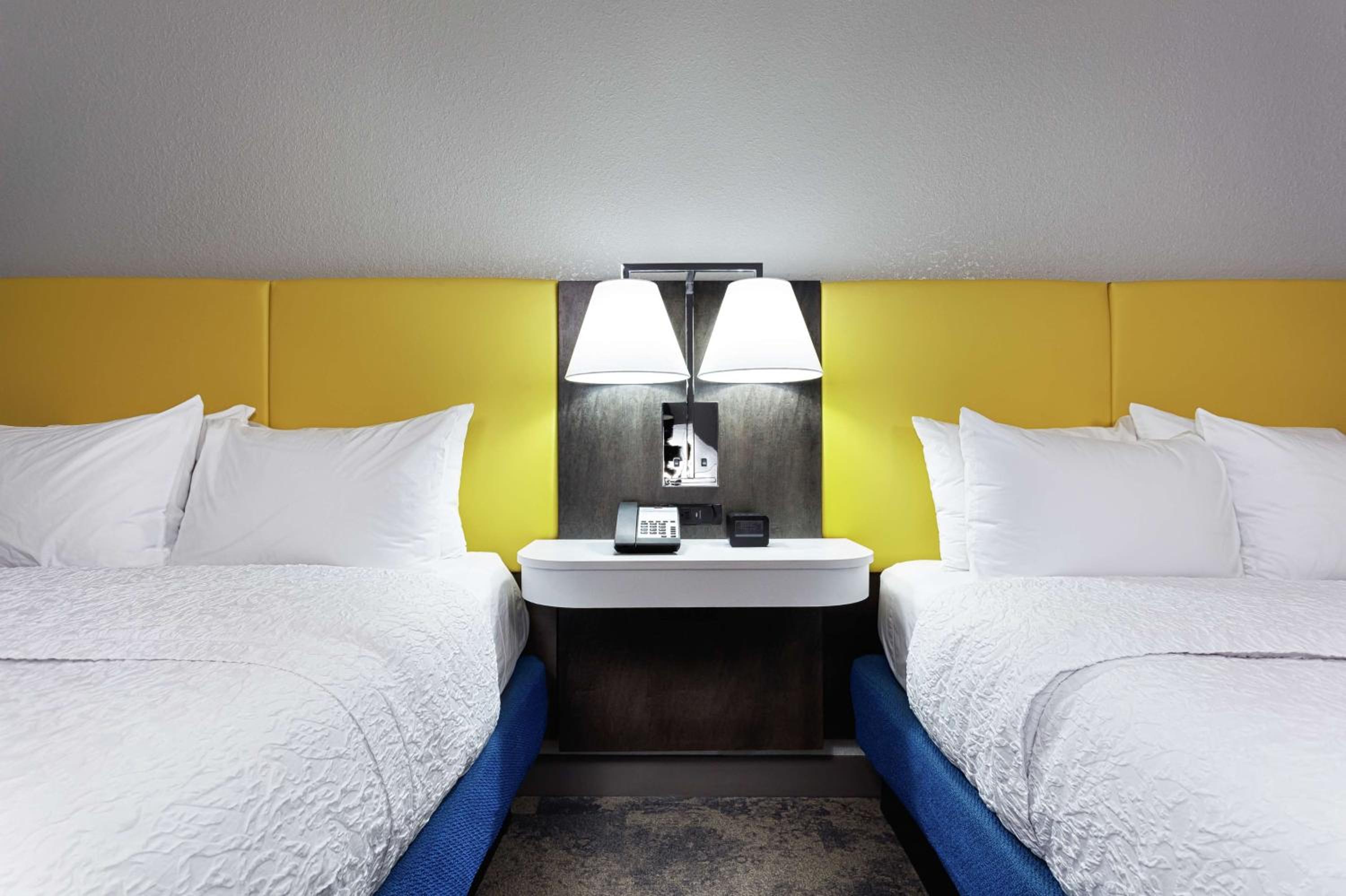 Room with Two Queen Beds - Non-Smoking - Photo 6
