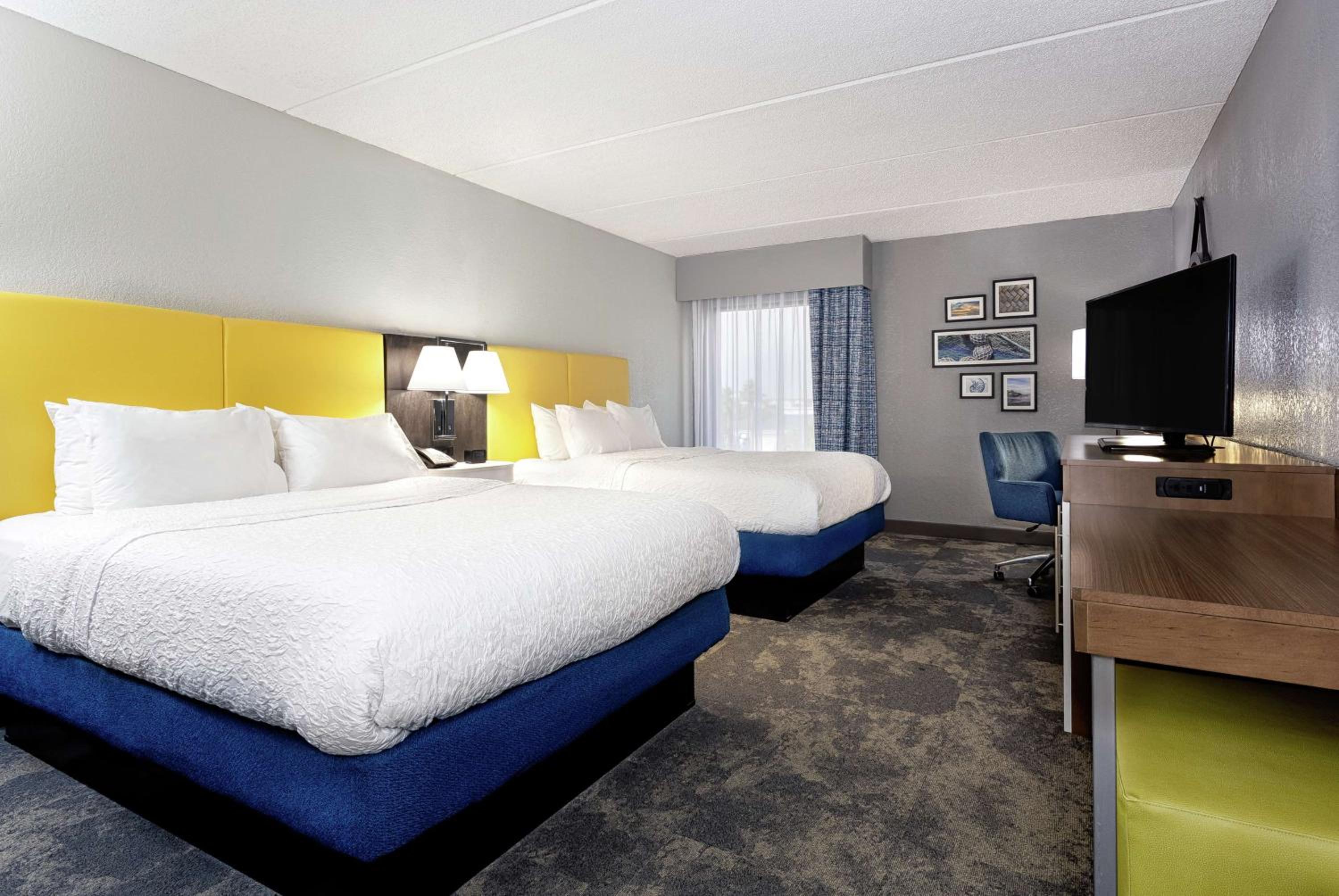 Room with Two Queen Beds - Non-Smoking - Photo 4