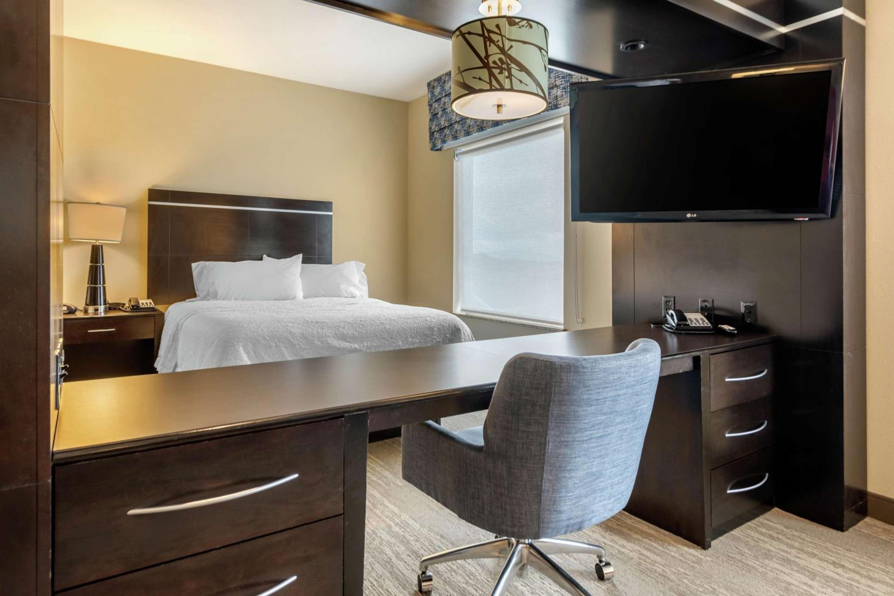 Queen Studio Suite with Two Queen Beds - Non-Smoking photo 1