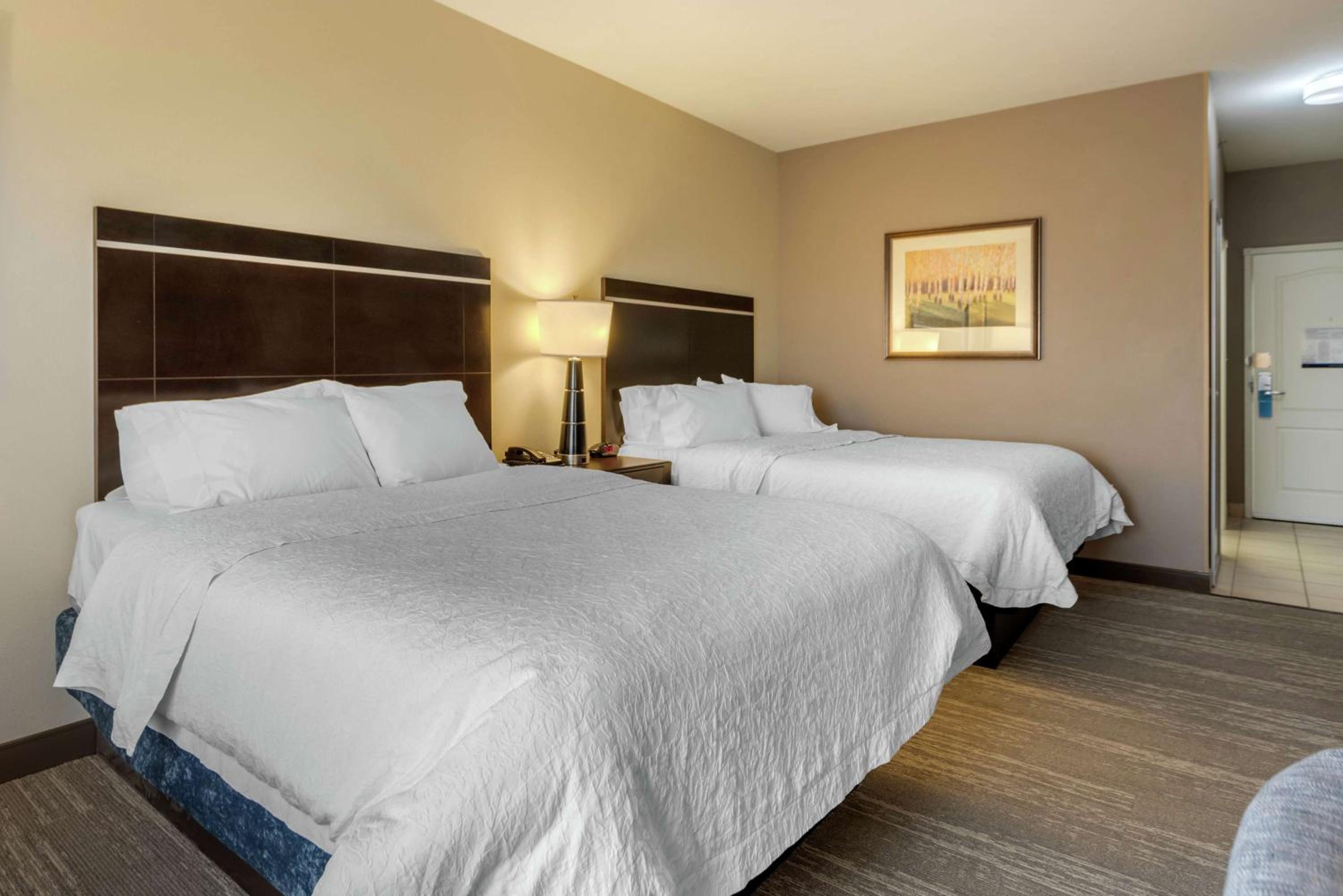Room with Two Queen Beds - Non-Smoking - Photo 5
