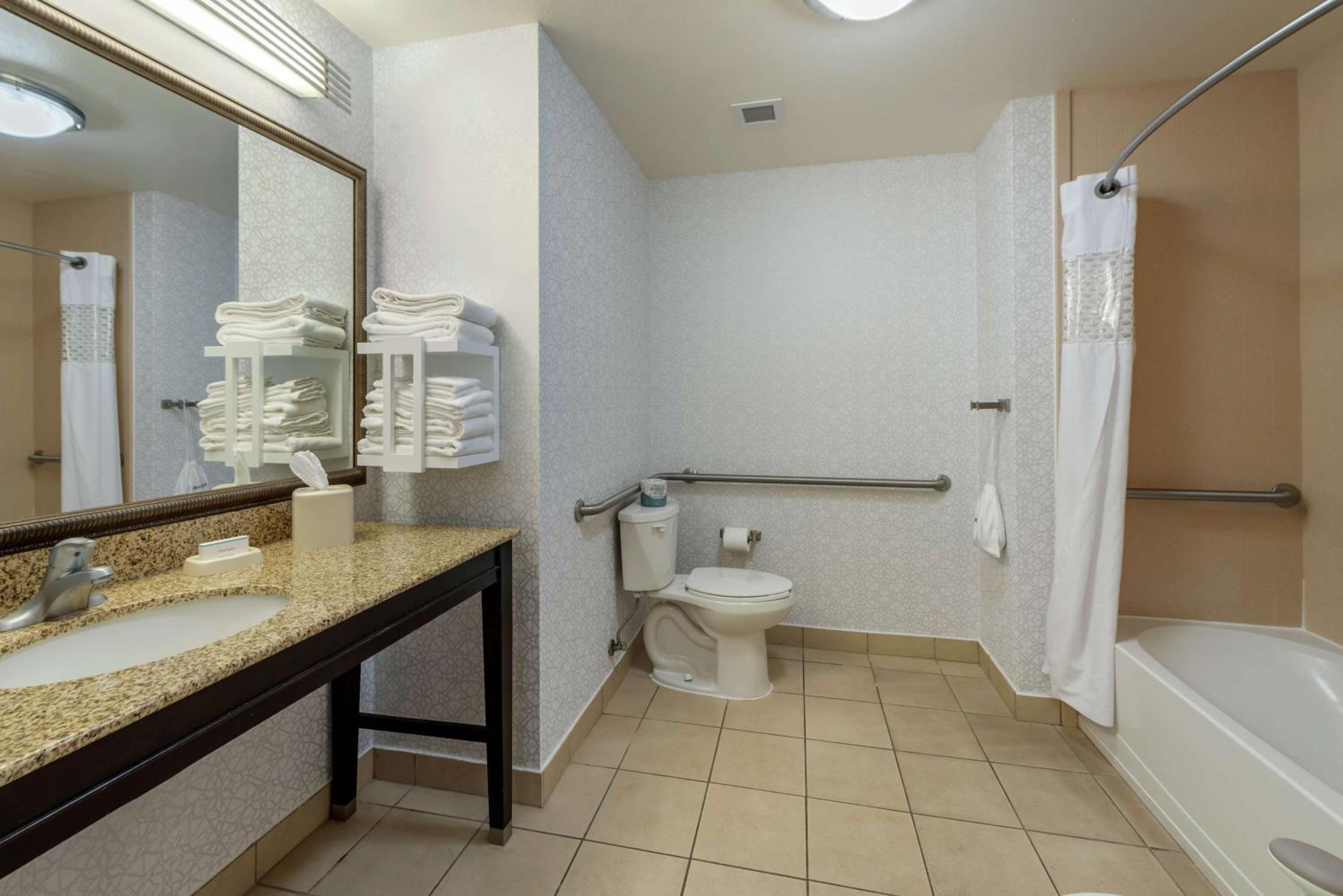 Queen Room with Two Queen Beds - Mobility and Hearing Access/Non-Smoking - Photo 4