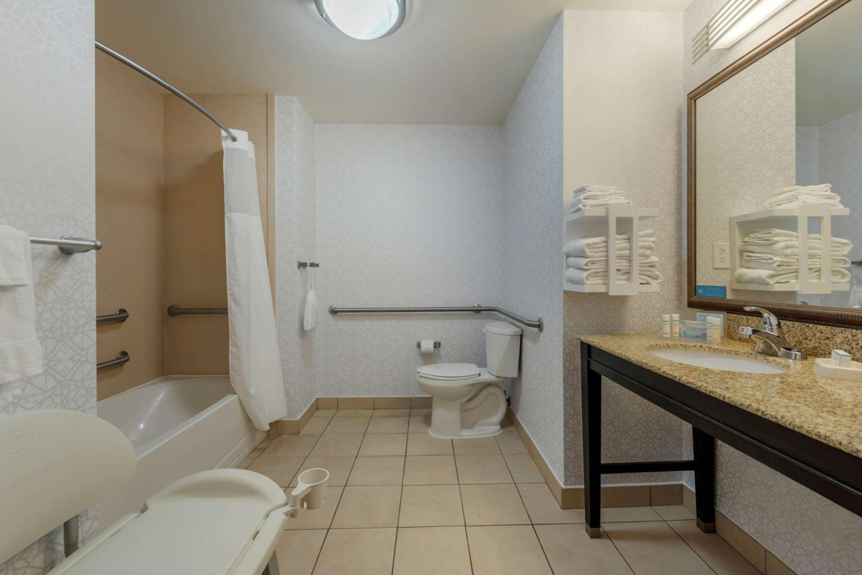 King Room with Accessible Tub - Mobility and Hearing Access/Non-Smoking - Photo 3