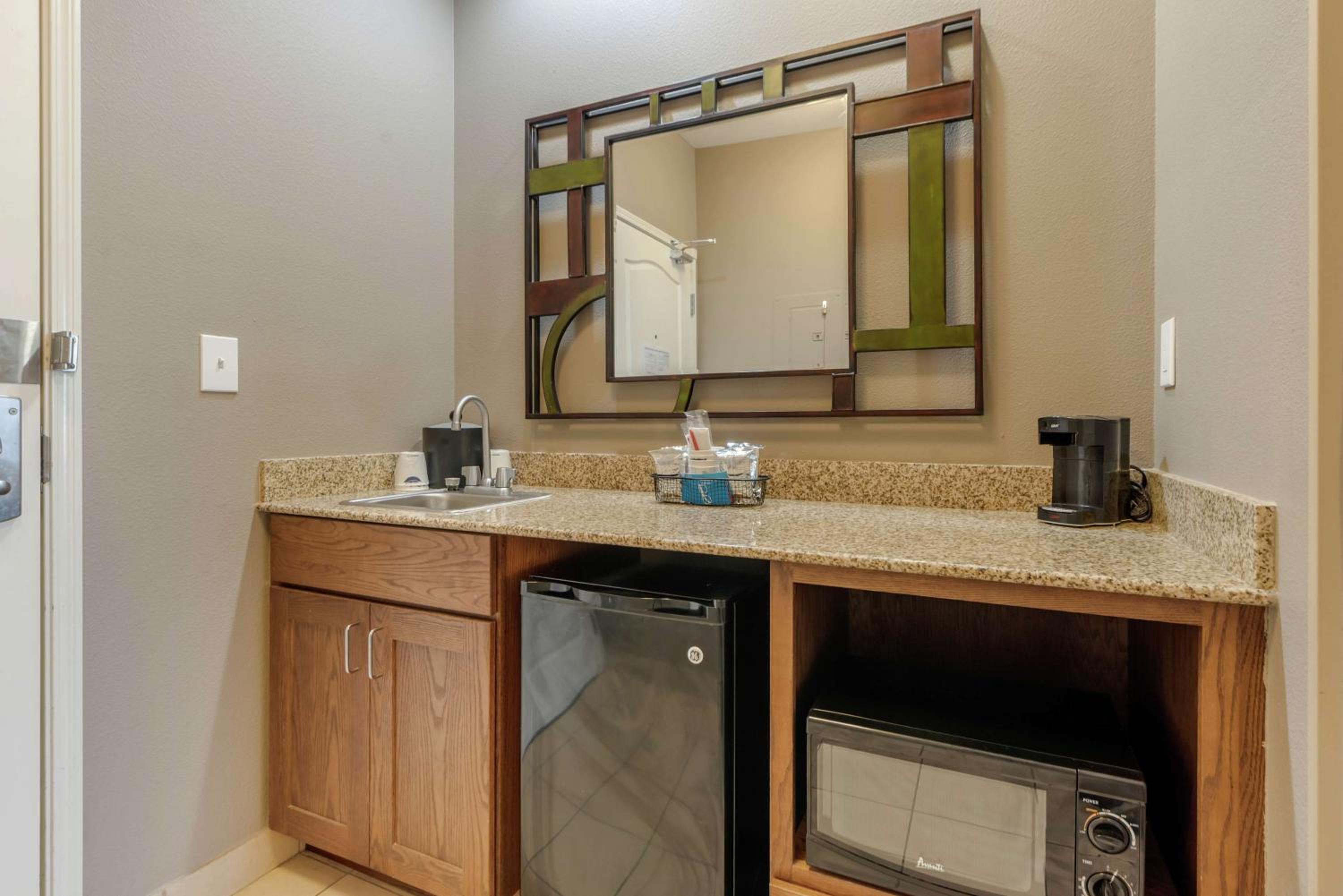 King Studio Suite - Non-Smoking - Photo 2