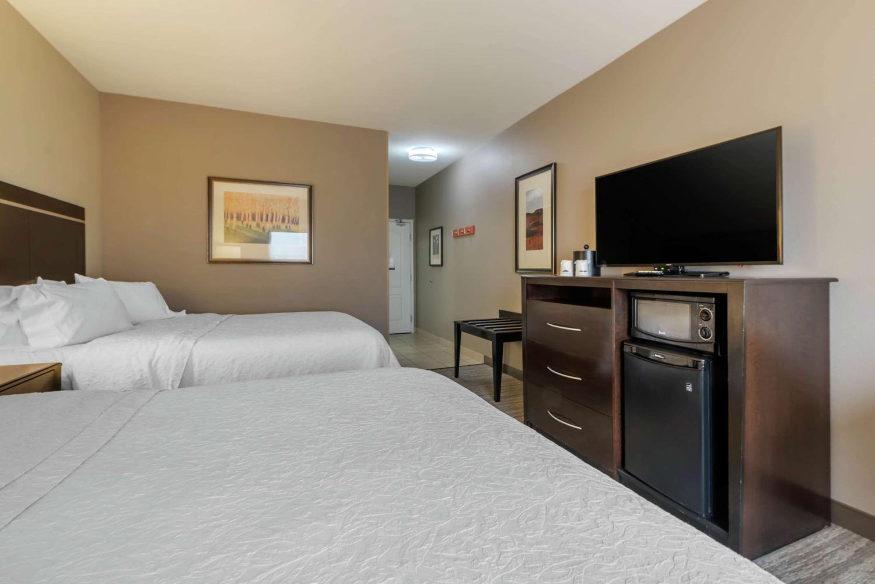 Room with Two Queen Beds - Non-Smoking - Photo 4