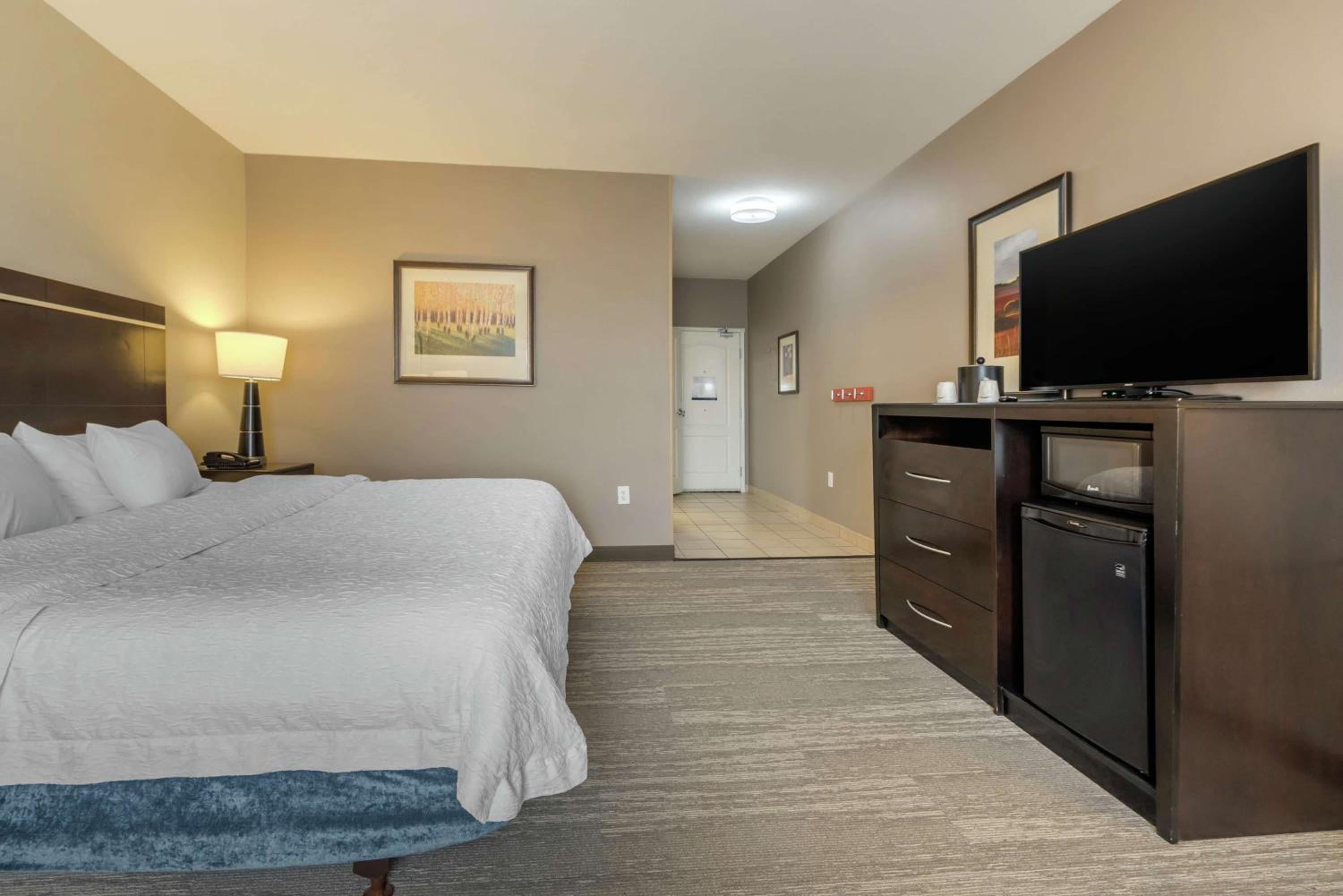 King Room with Accessible Tub - Mobility and Hearing Access/Non-Smoking - Photo 2