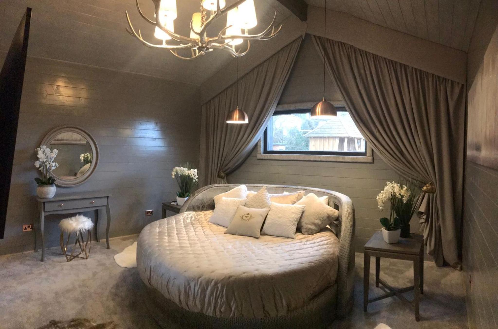 Suite with Hot Tub - Photo 1