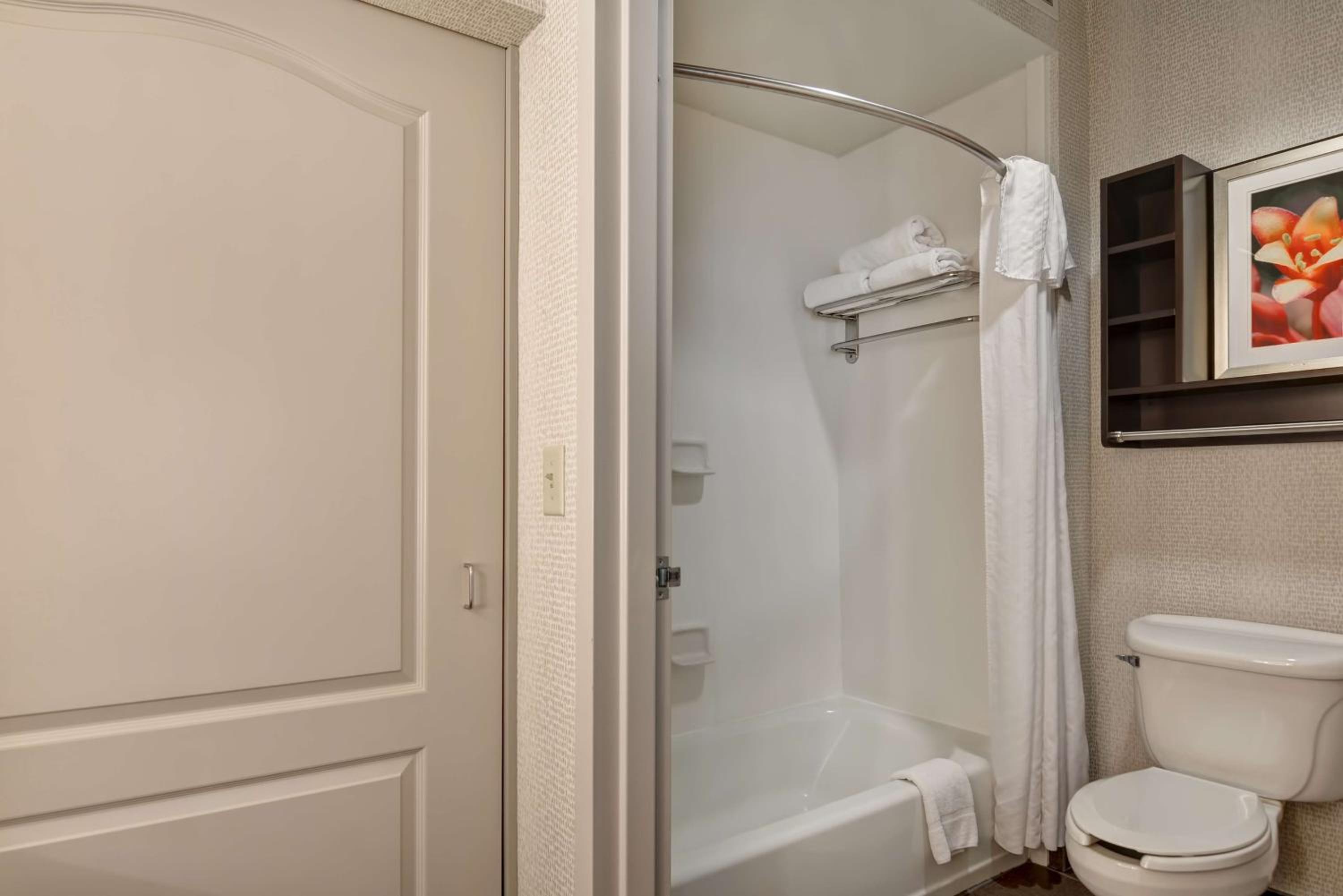 One-Bedroom Queen Suite with Two Queen Beds - Non-Smoking photo 3