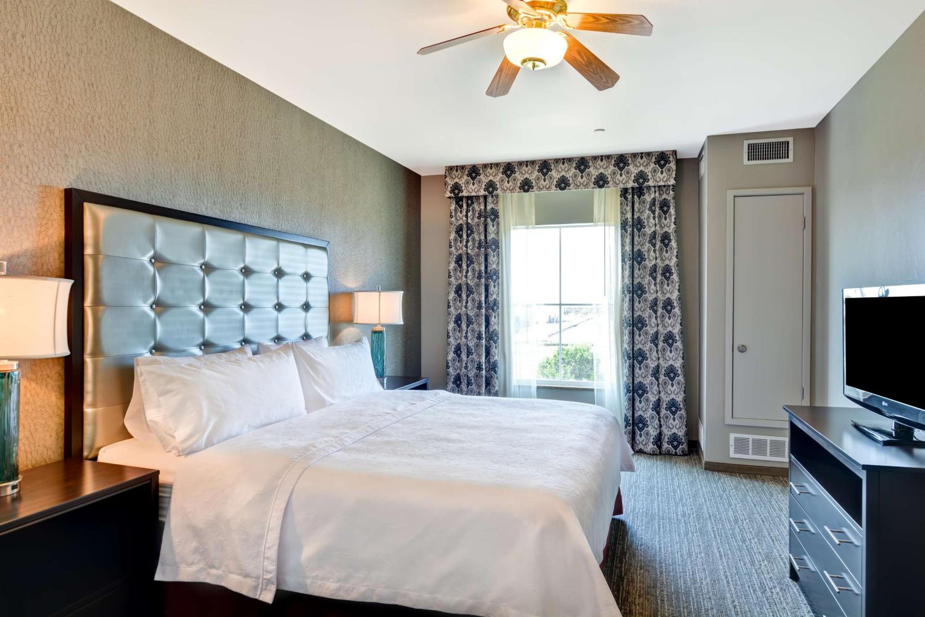One-Bedroom King Suite - Non-Smoking photo 2