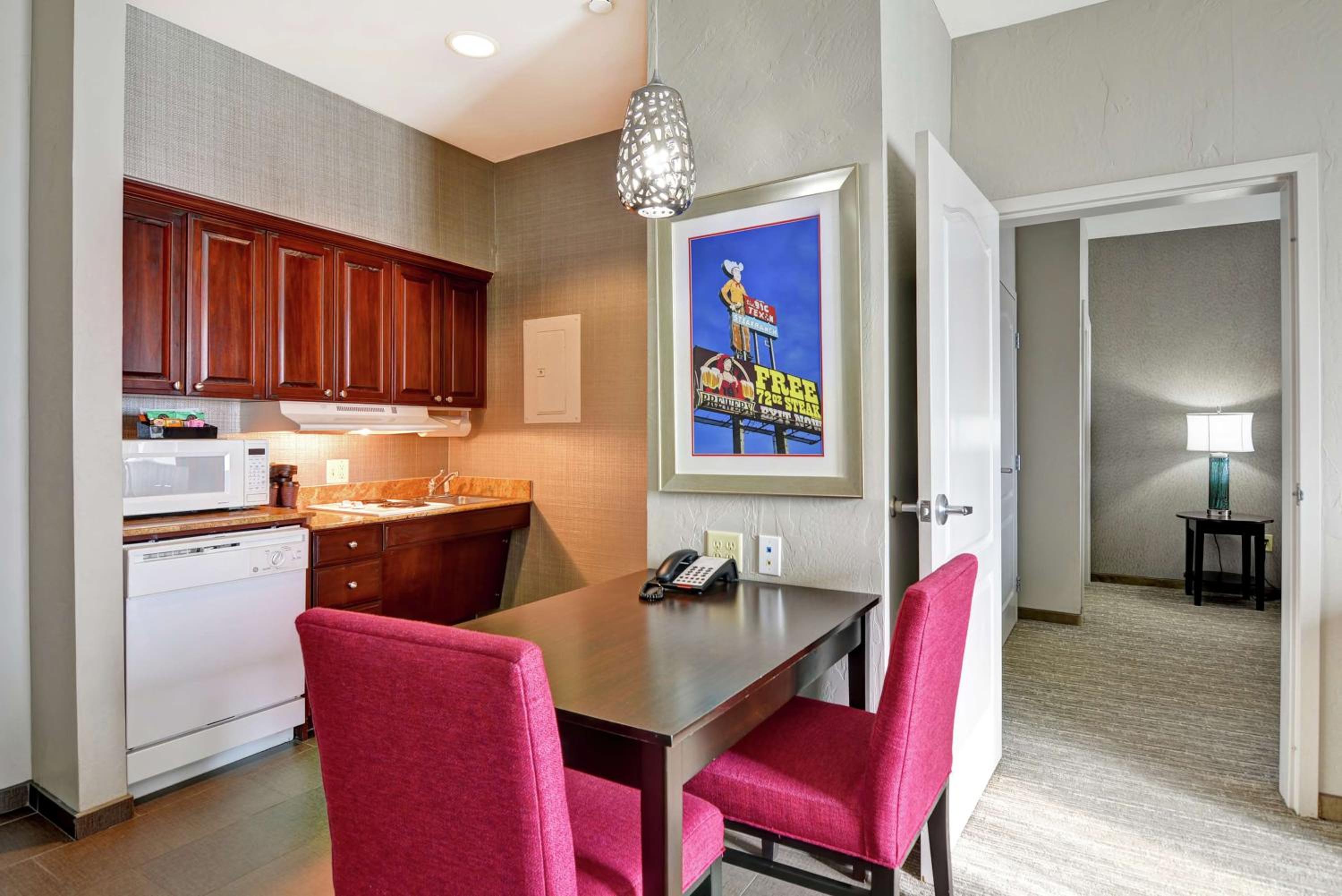 One-Bedroom King Suite - Non-Smoking photo 3
