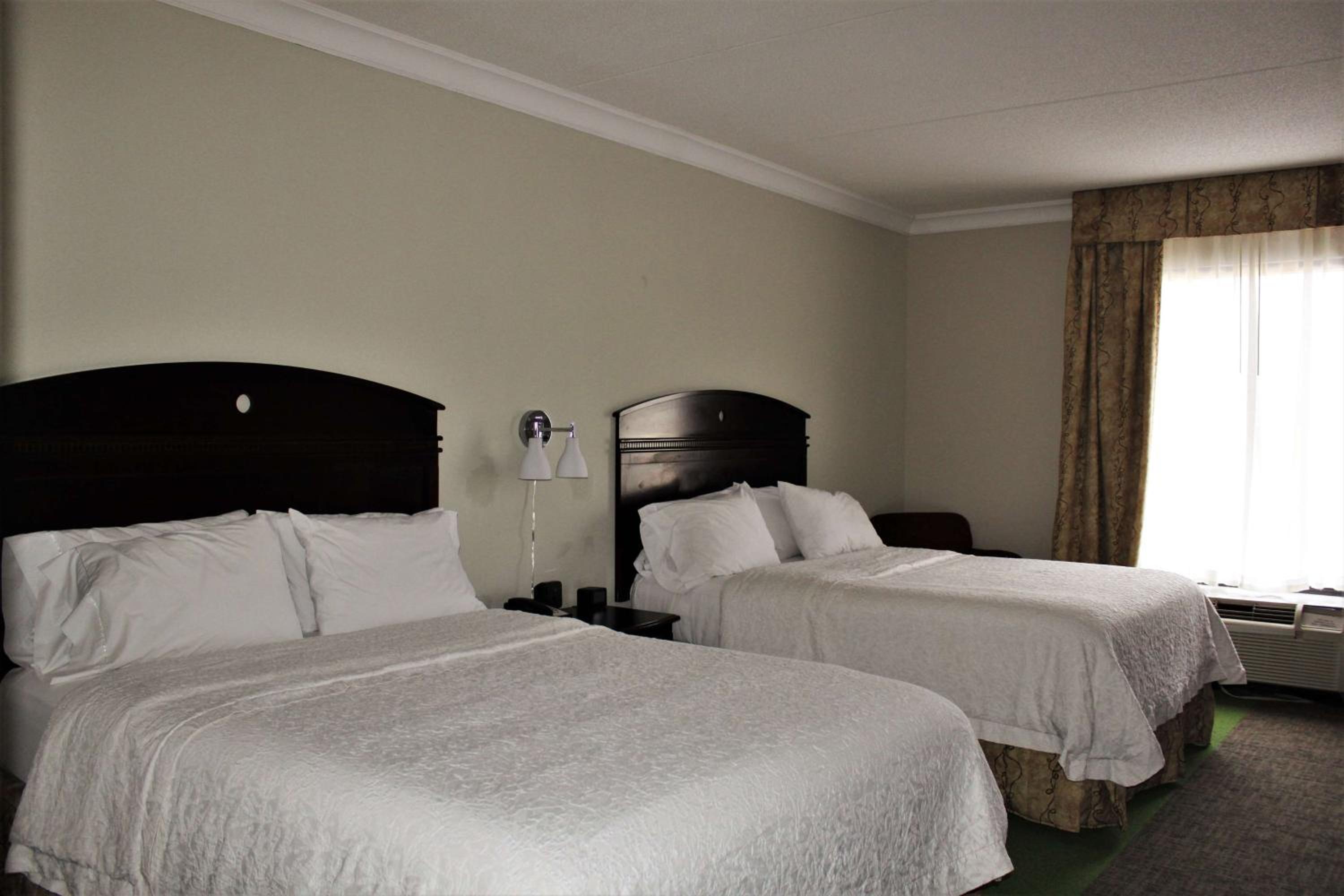 Queen Room with Two Queen Beds - Non-Smoking - Photo 2