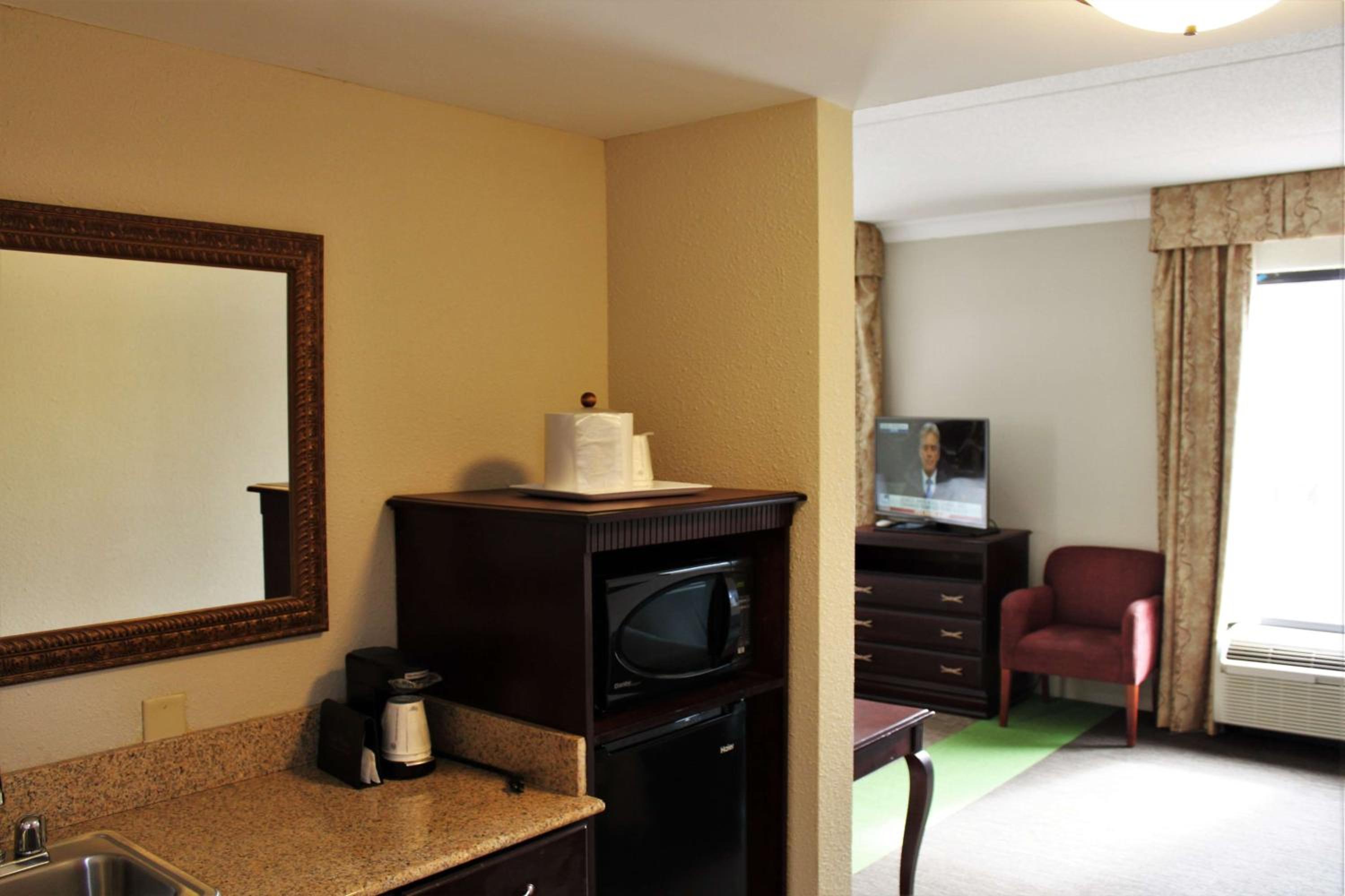 Queen Studio with Sofa Bed - Photo 3