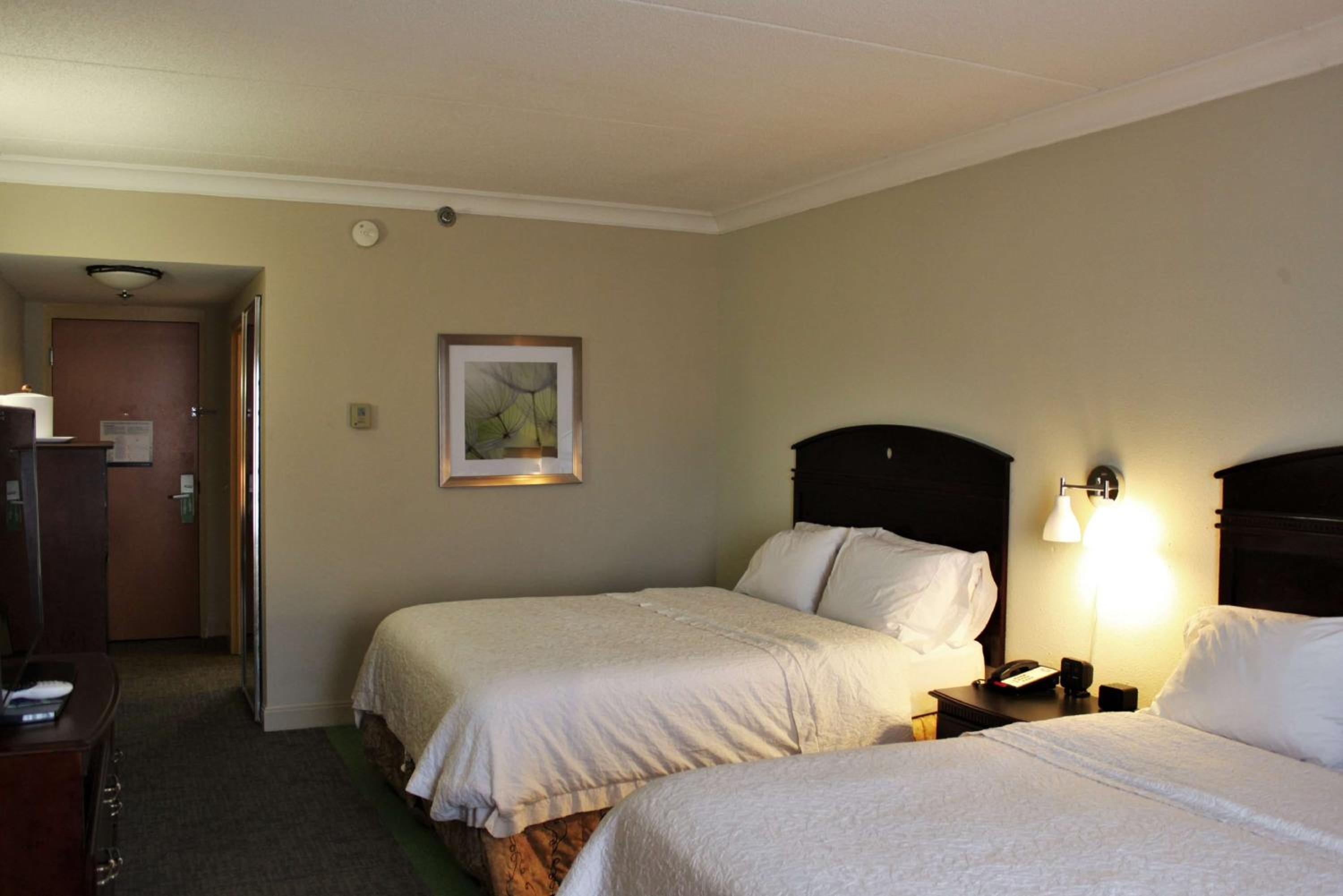 Queen Room with Two Queen Beds - Non-Smoking - Photo 3