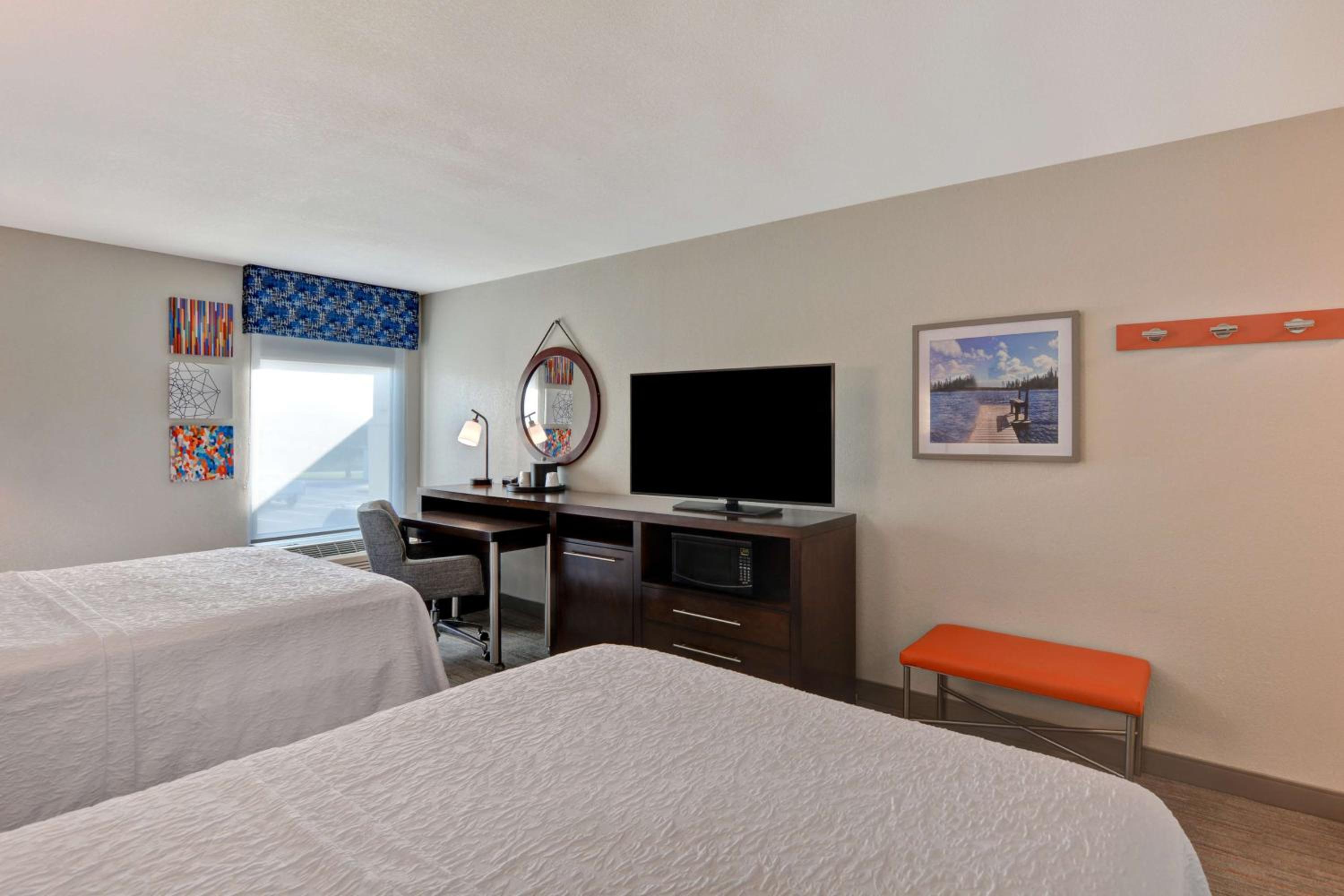 Room with Two Queen Beds - Non-Smoking - Photo 7