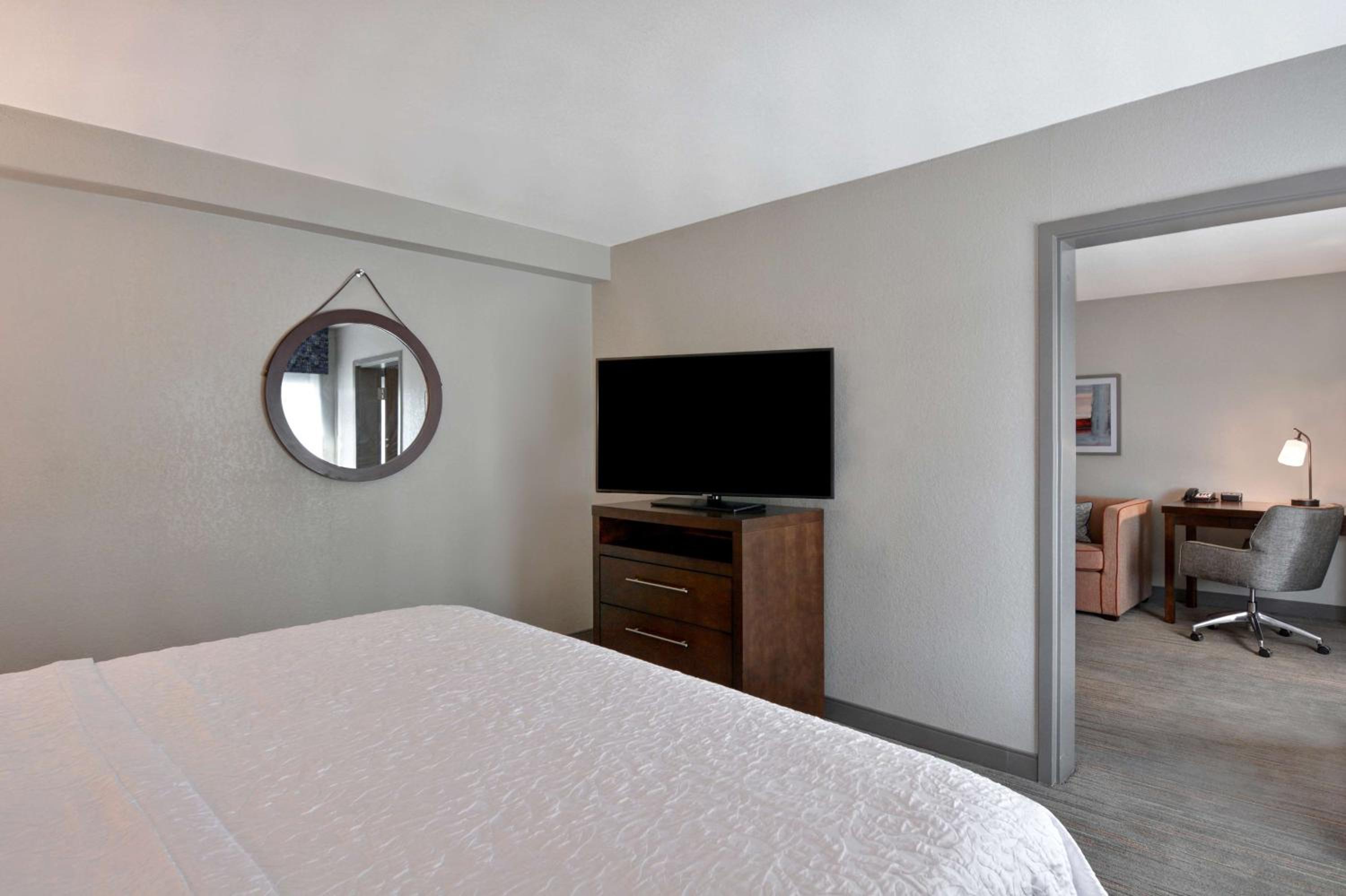 One-Bedroom King Suite with Sofa Bed - Non-Smoking - Photo 7
