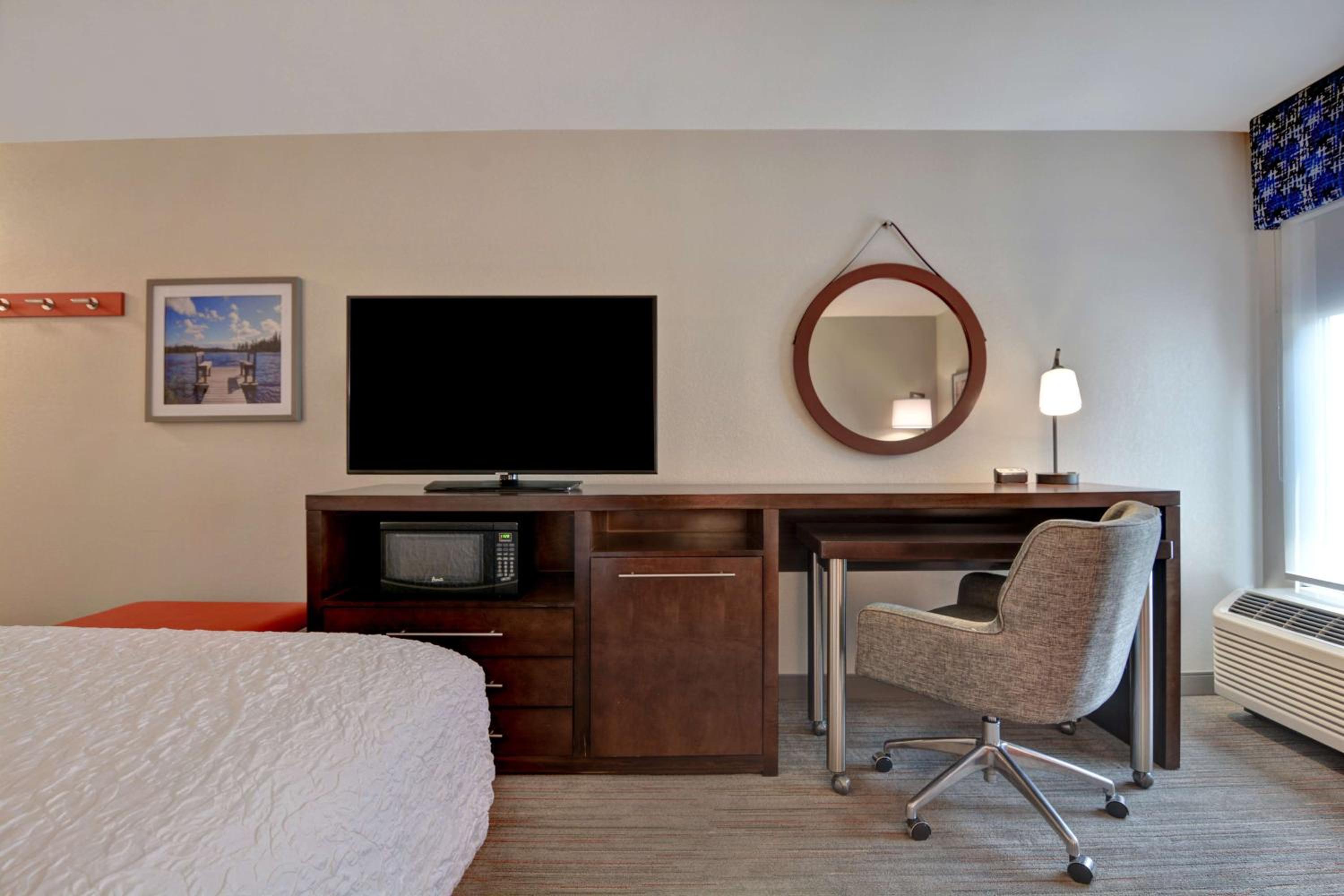 King Room with King Bed - Non-Smoking - Photo 7