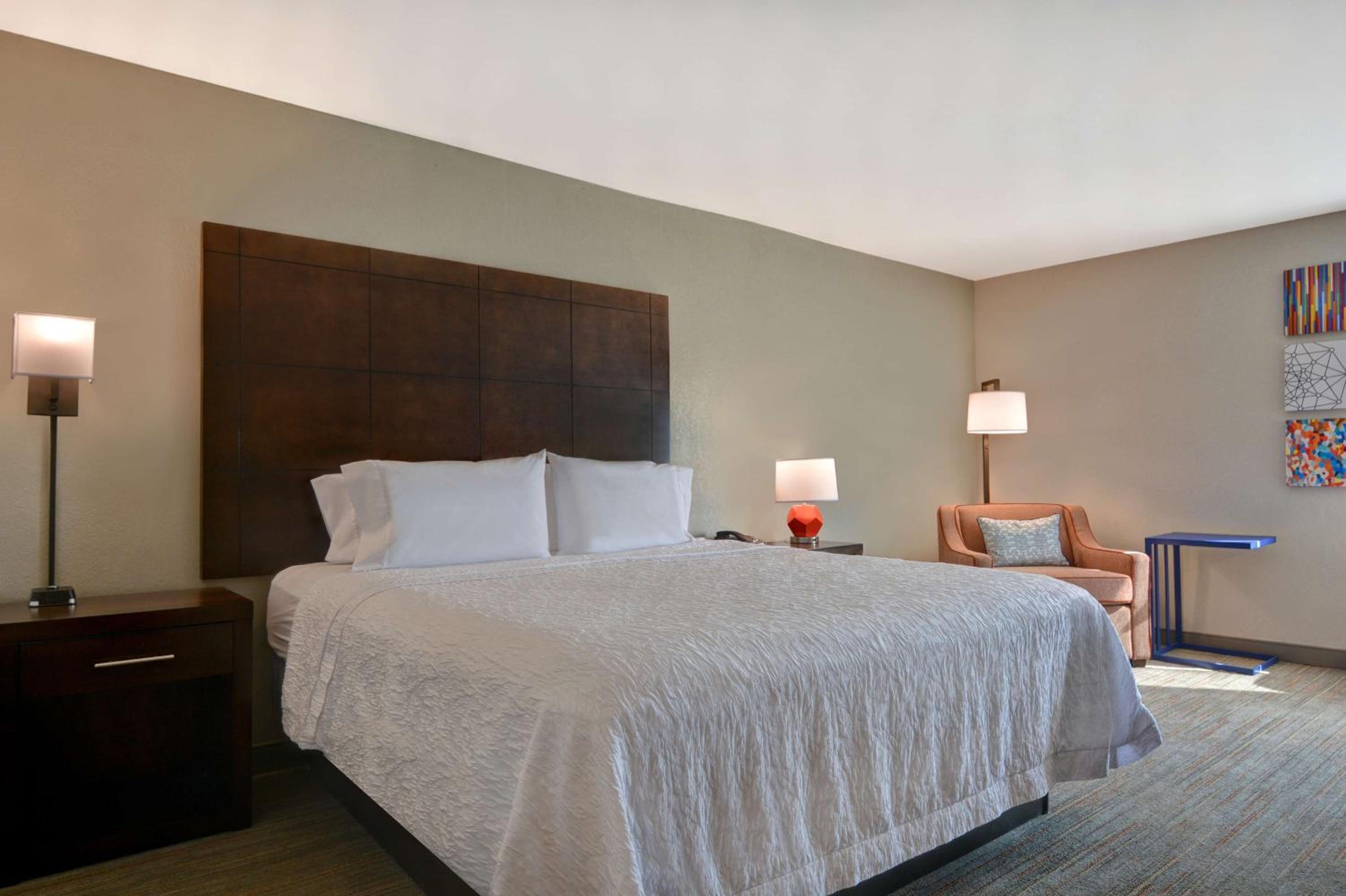 King Room with King Bed - Non-Smoking - Photo 9