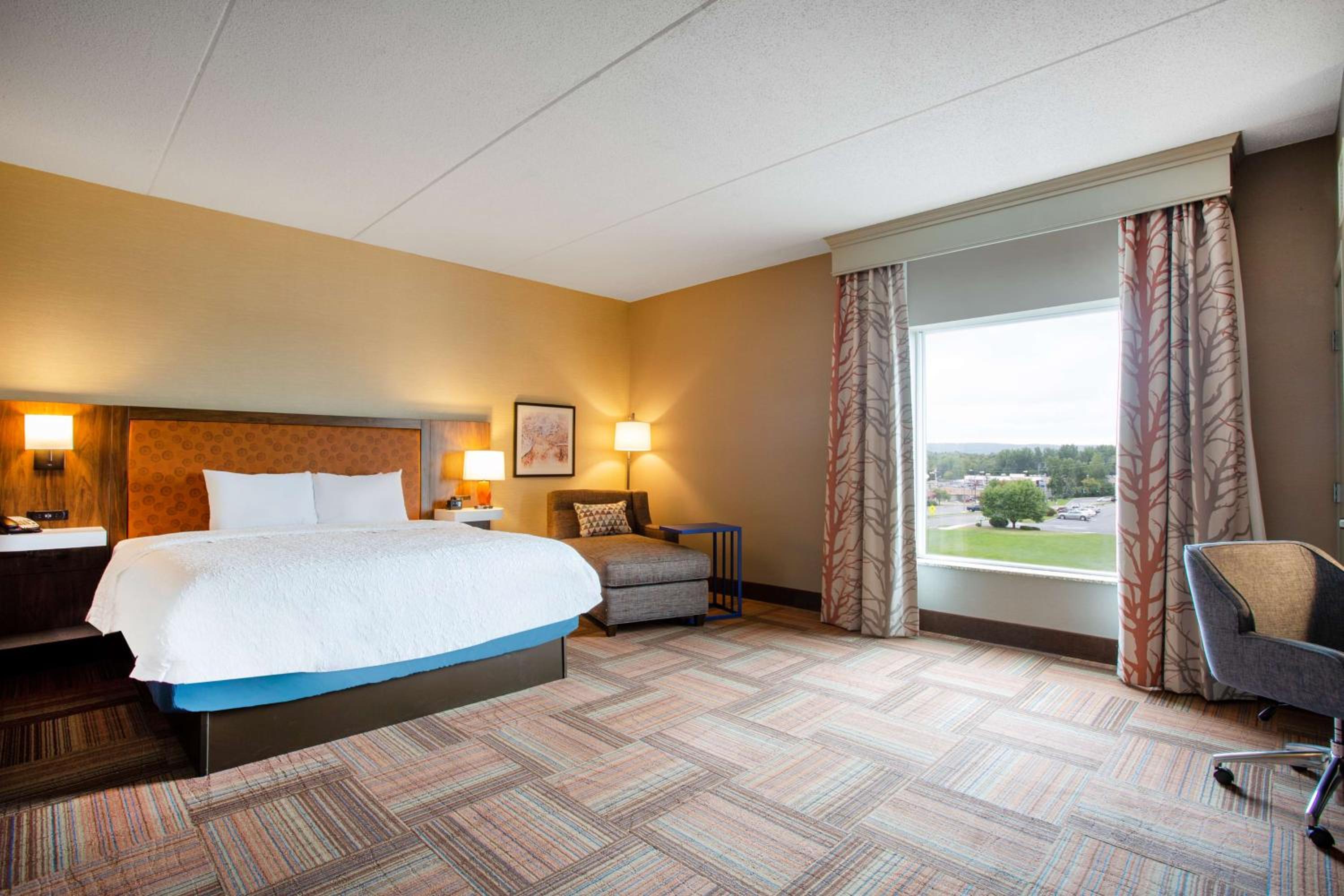 King Deluxe Room with Whirlpool Tub - Photo 1