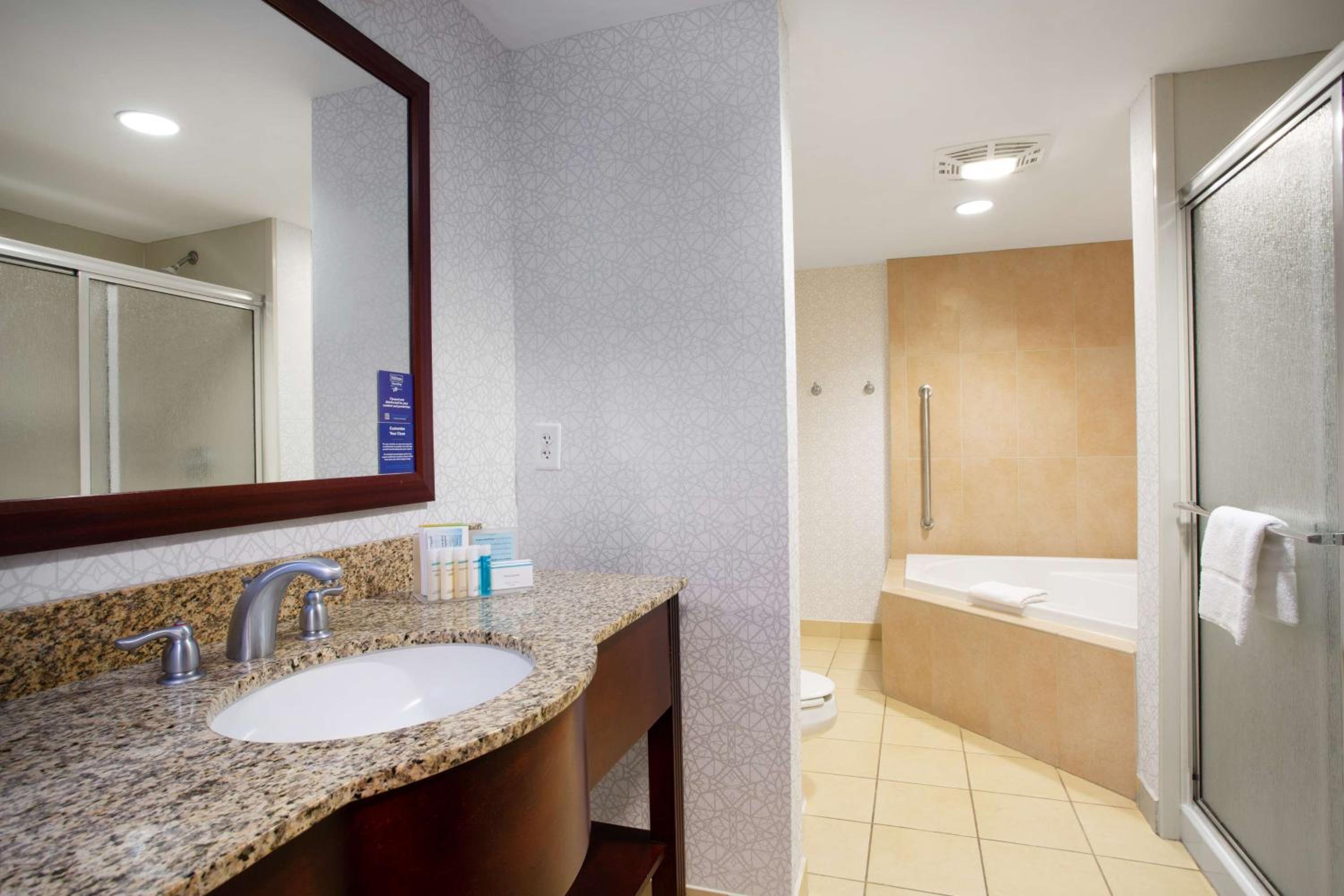 King Deluxe Room with Whirlpool Tub - Photo 3