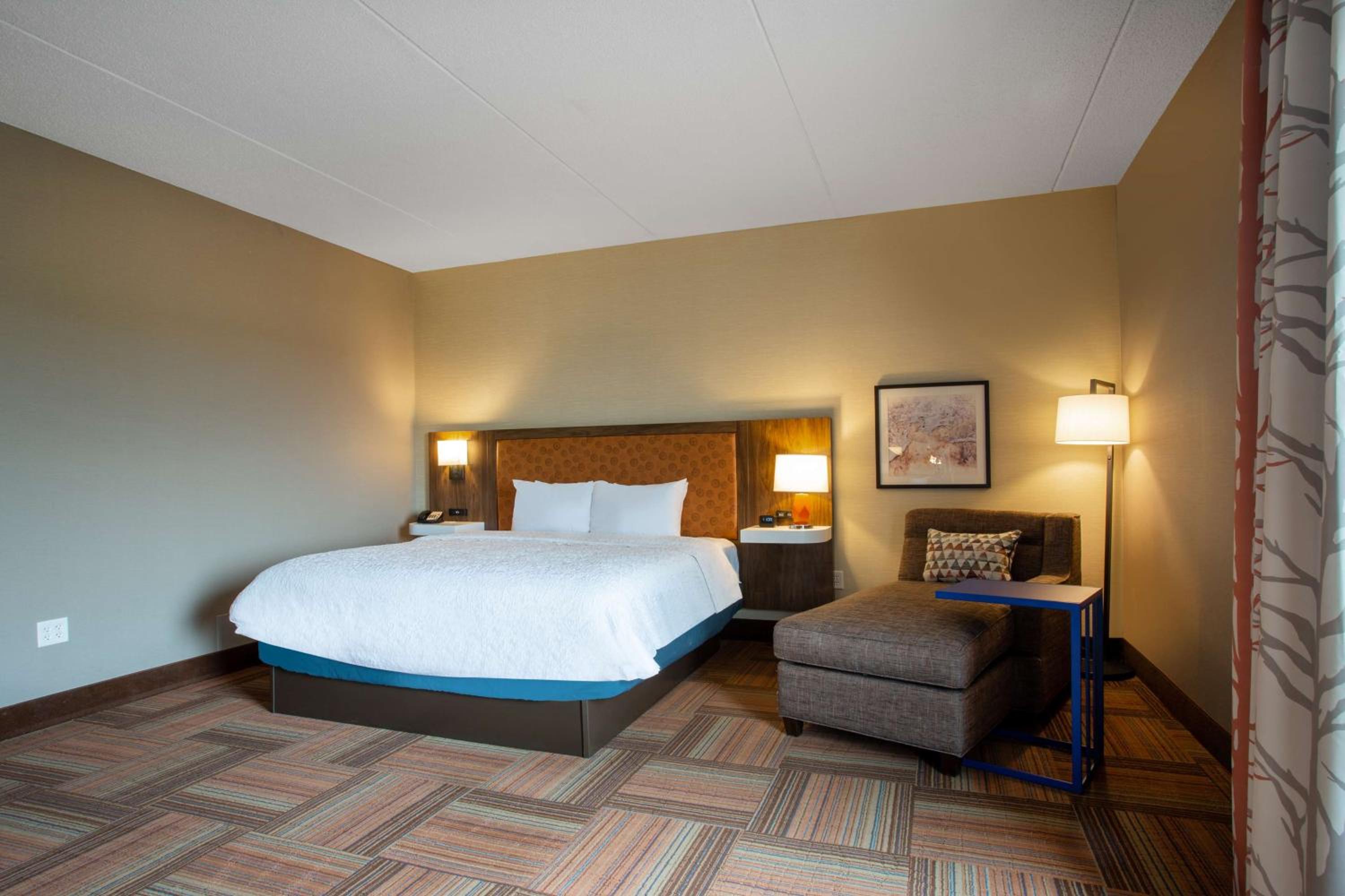 King Deluxe Room with Whirlpool Tub - Photo 4