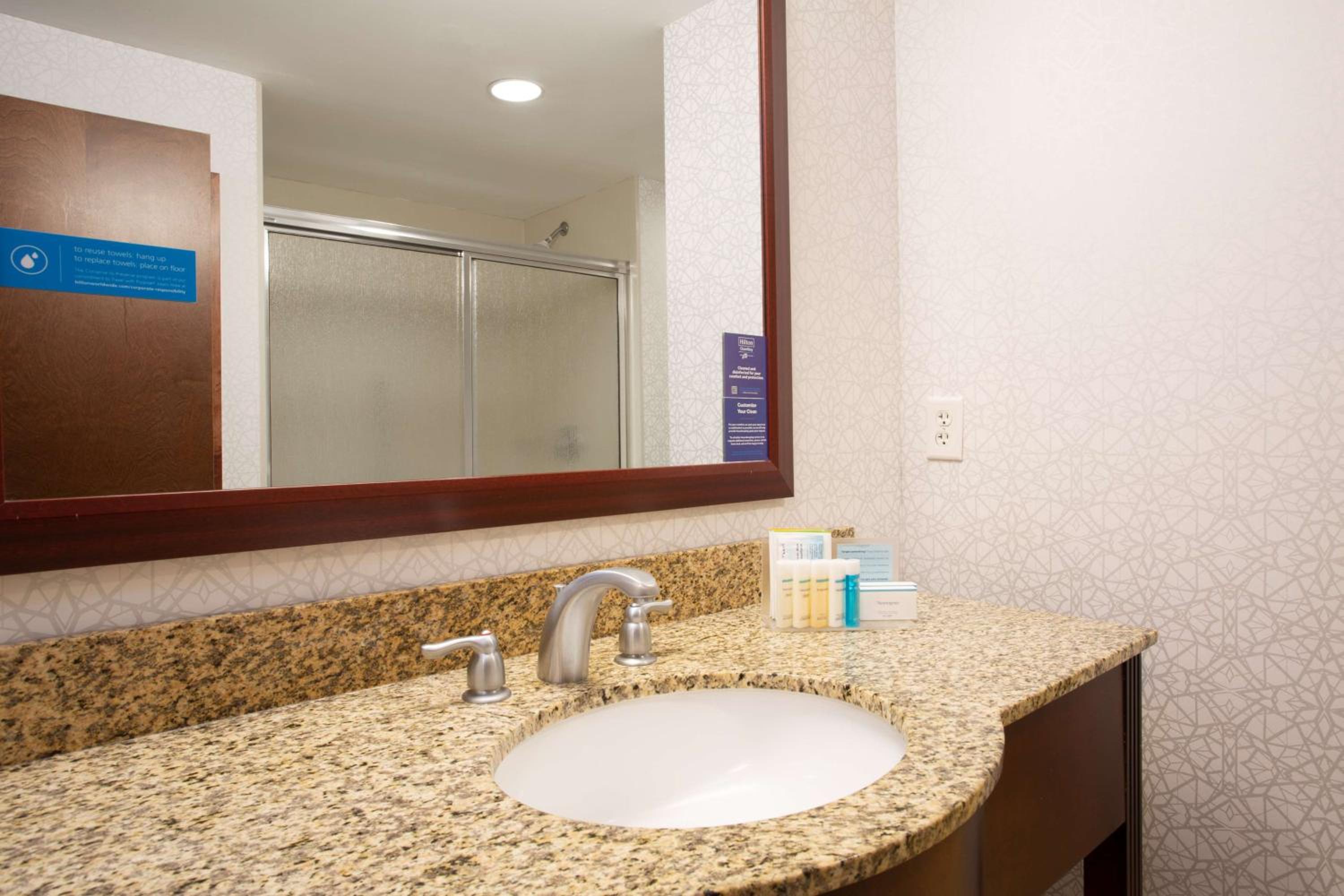 King Deluxe Room with Whirlpool Tub - Photo 6