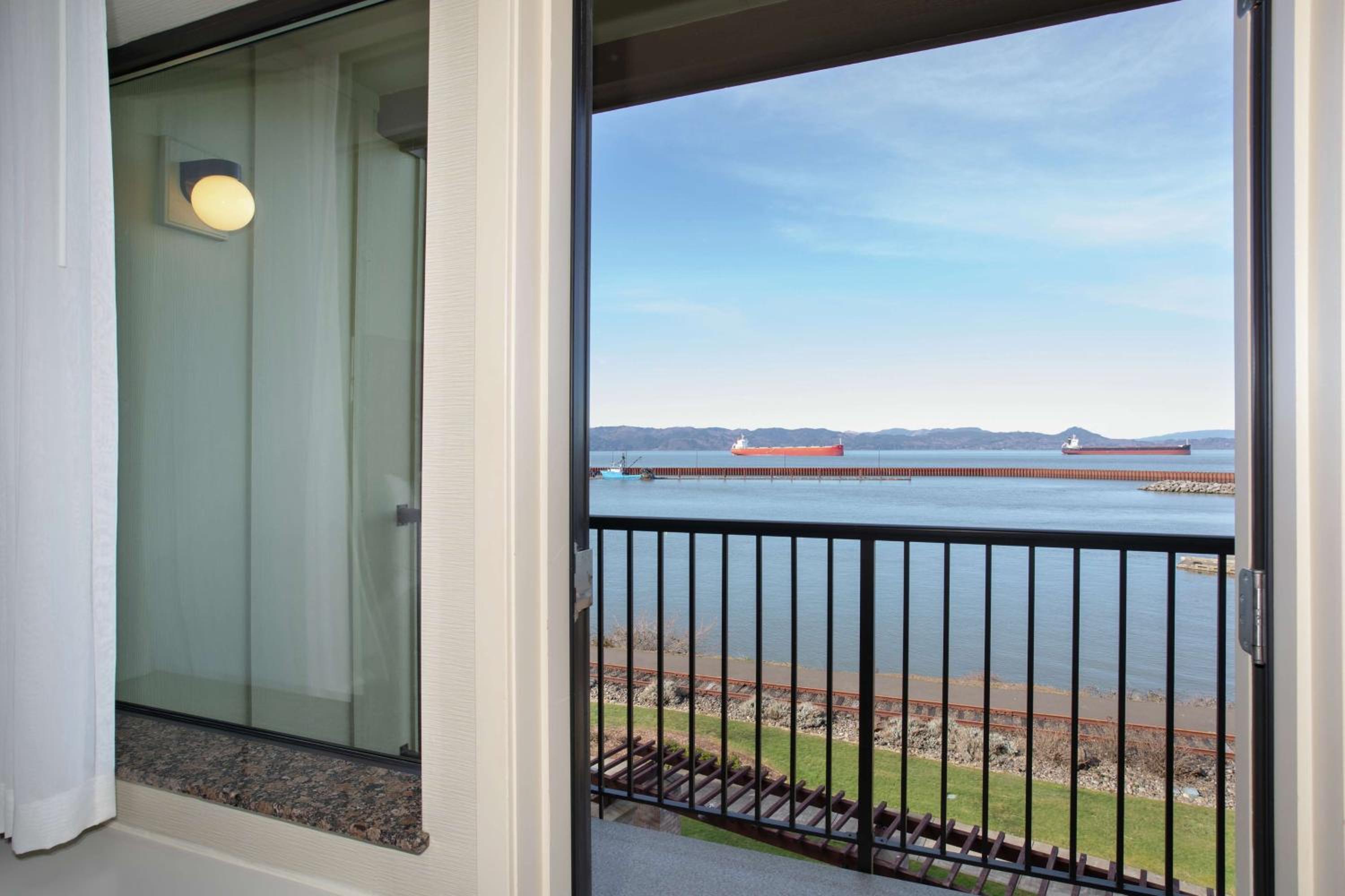 Queen Room with Two Queen Beds - Riverview with Balcony photo 2