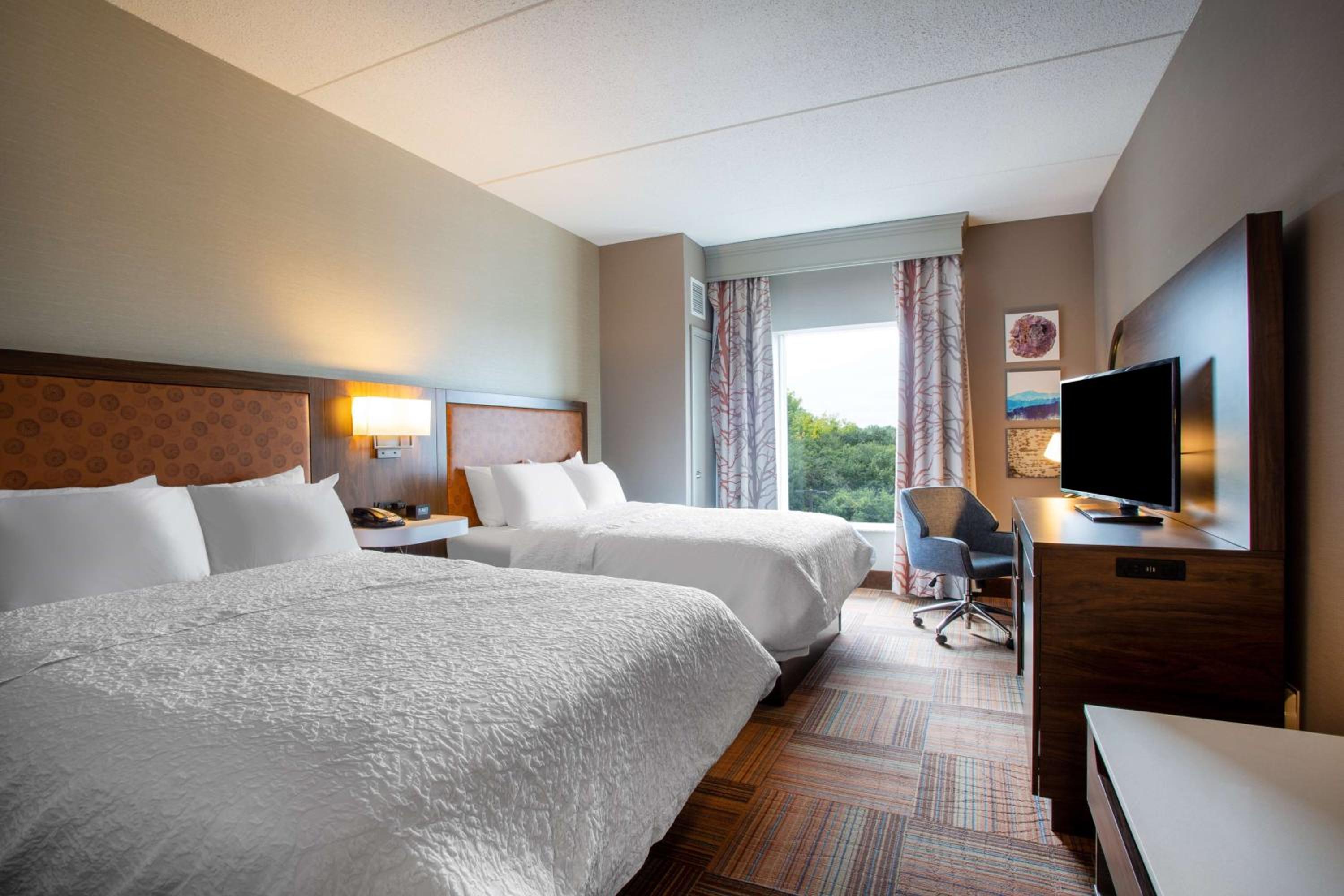 Queen Room with Two Queen Beds - Non-Smoking - Photo 2