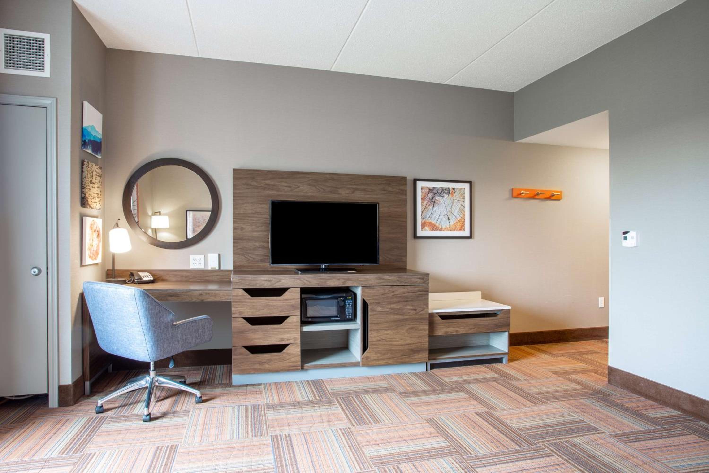 King Deluxe Room with Whirlpool Tub - Photo 2