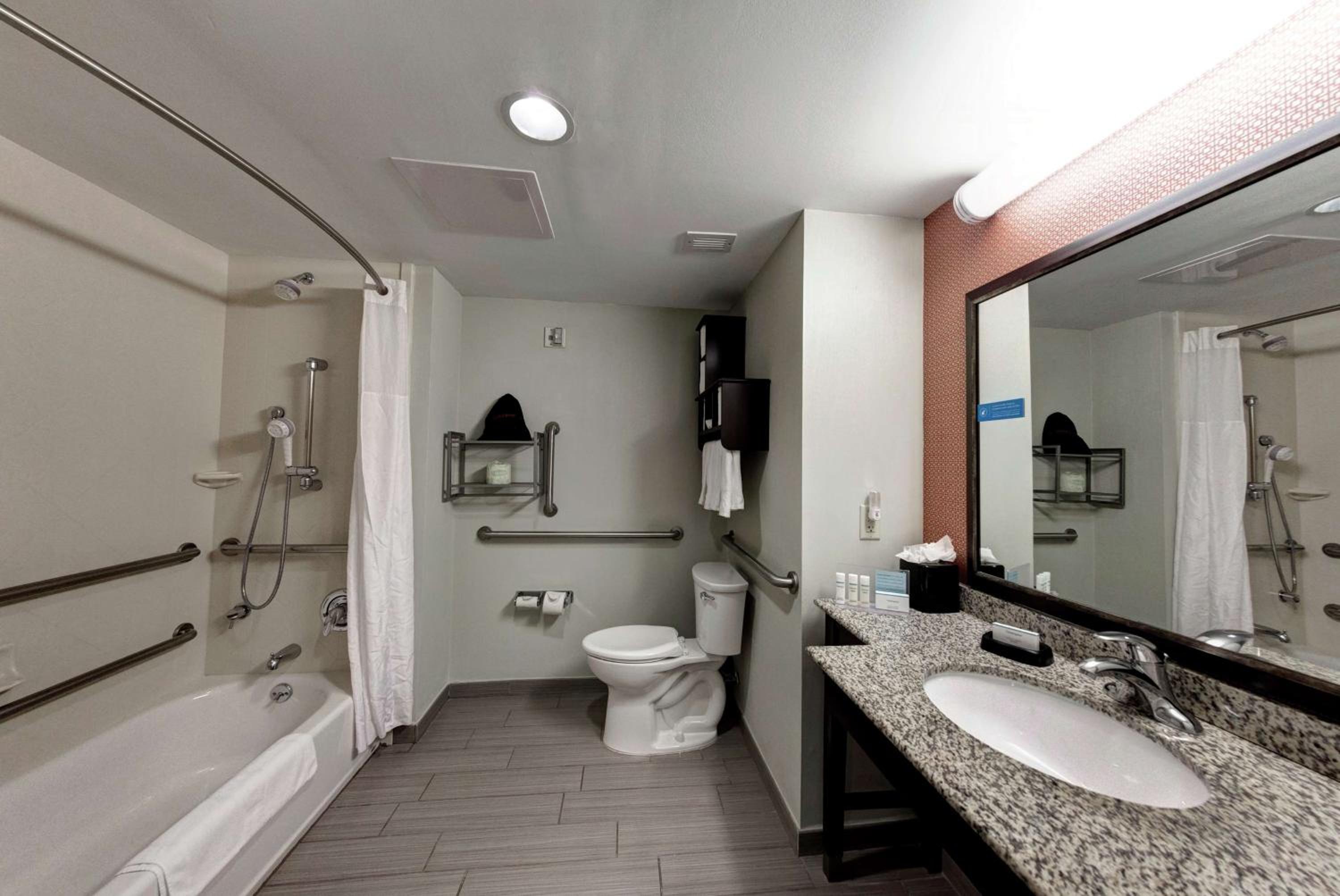 Queen Room with Two Queen Beds - Hearing Access/Non-Smoking photo 3