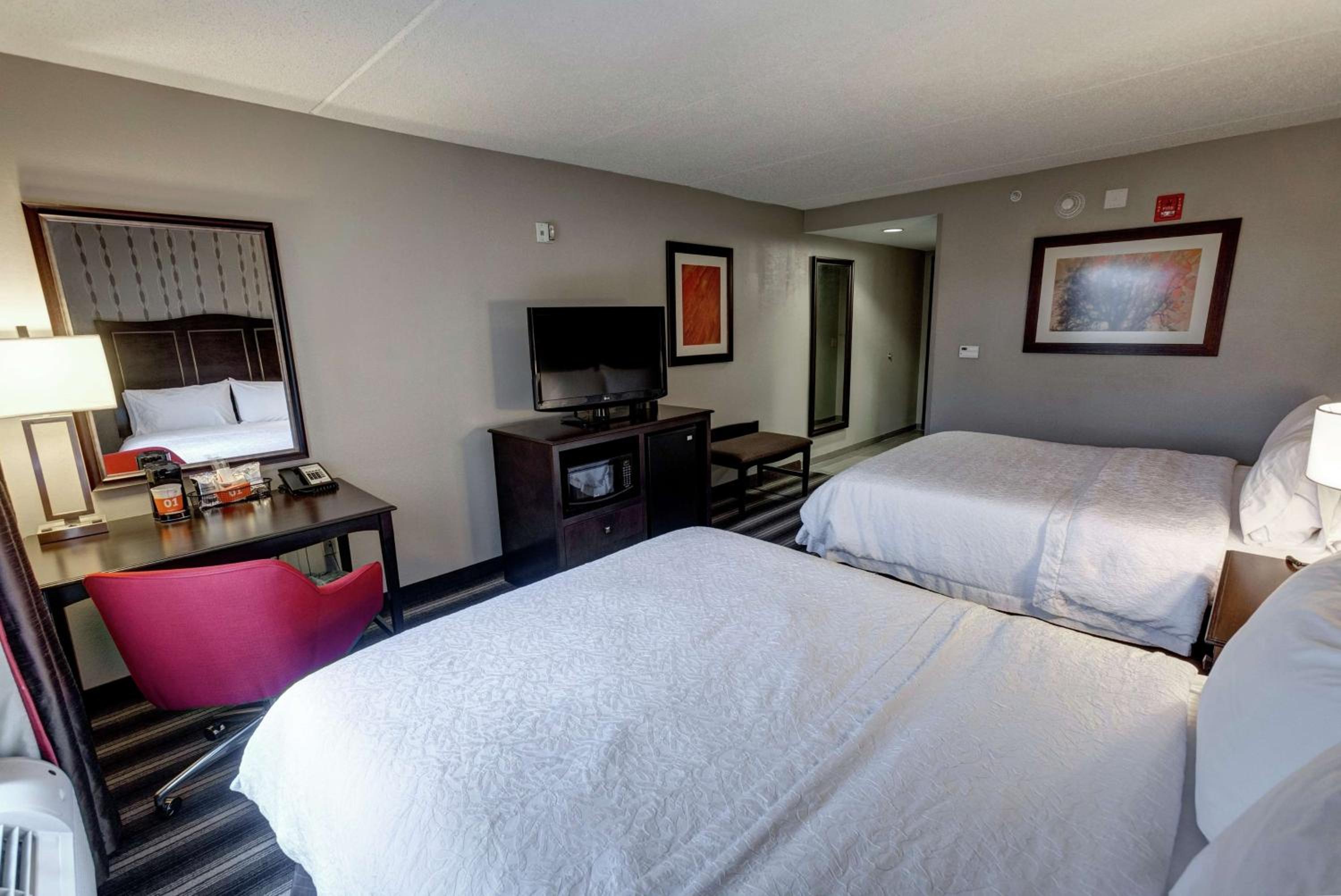 Queen Room with Two Queen Beds - Hearing Access/Non-Smoking photo 1