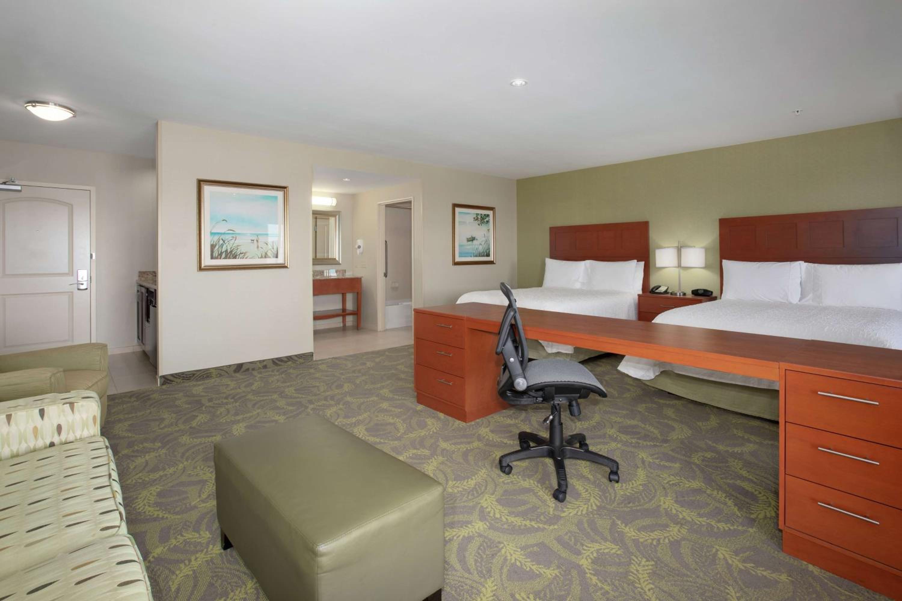 Deluxe Queen Studio with Riverview and Balcony