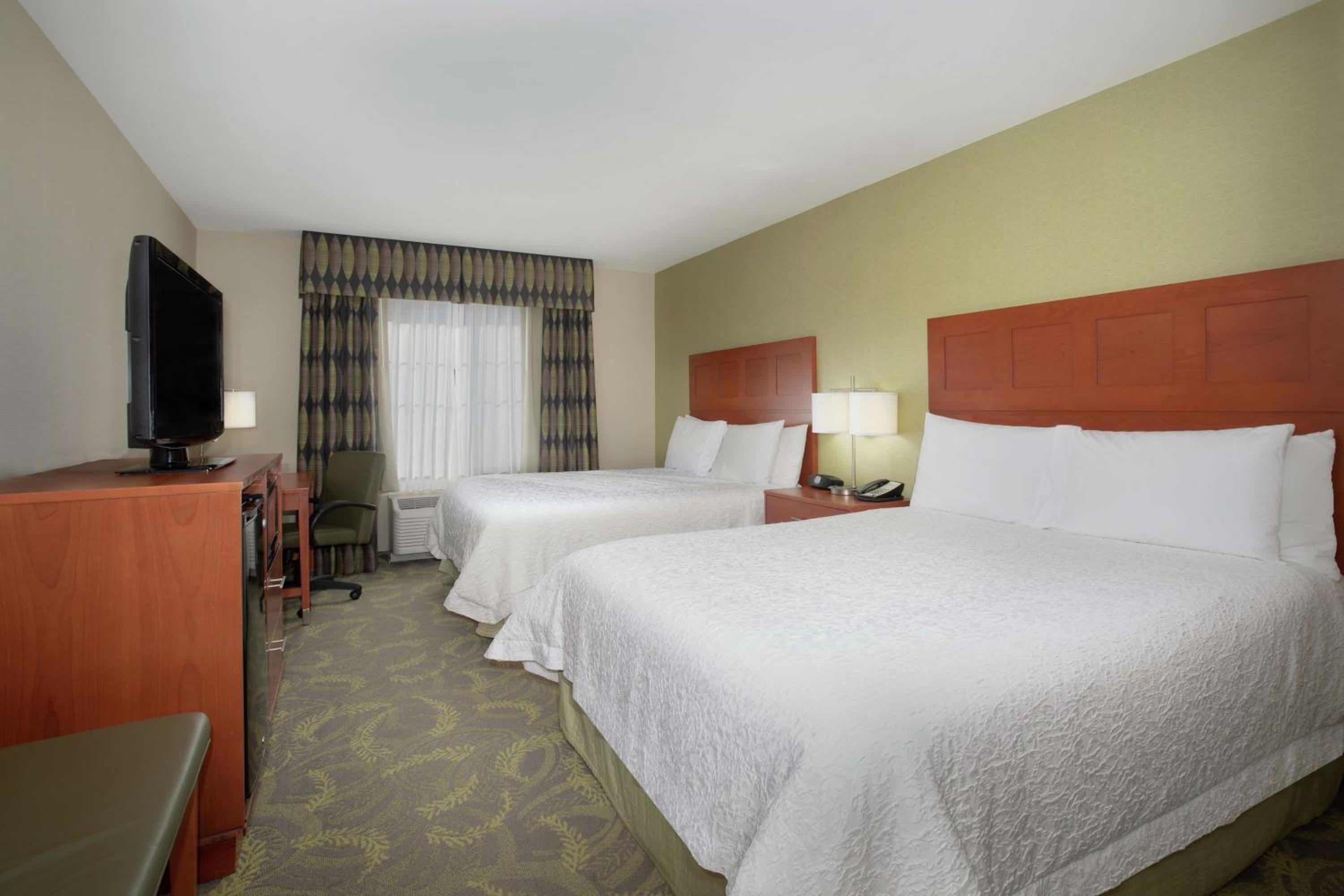 Room with Two Queen Beds - Non-Smoking photo 2